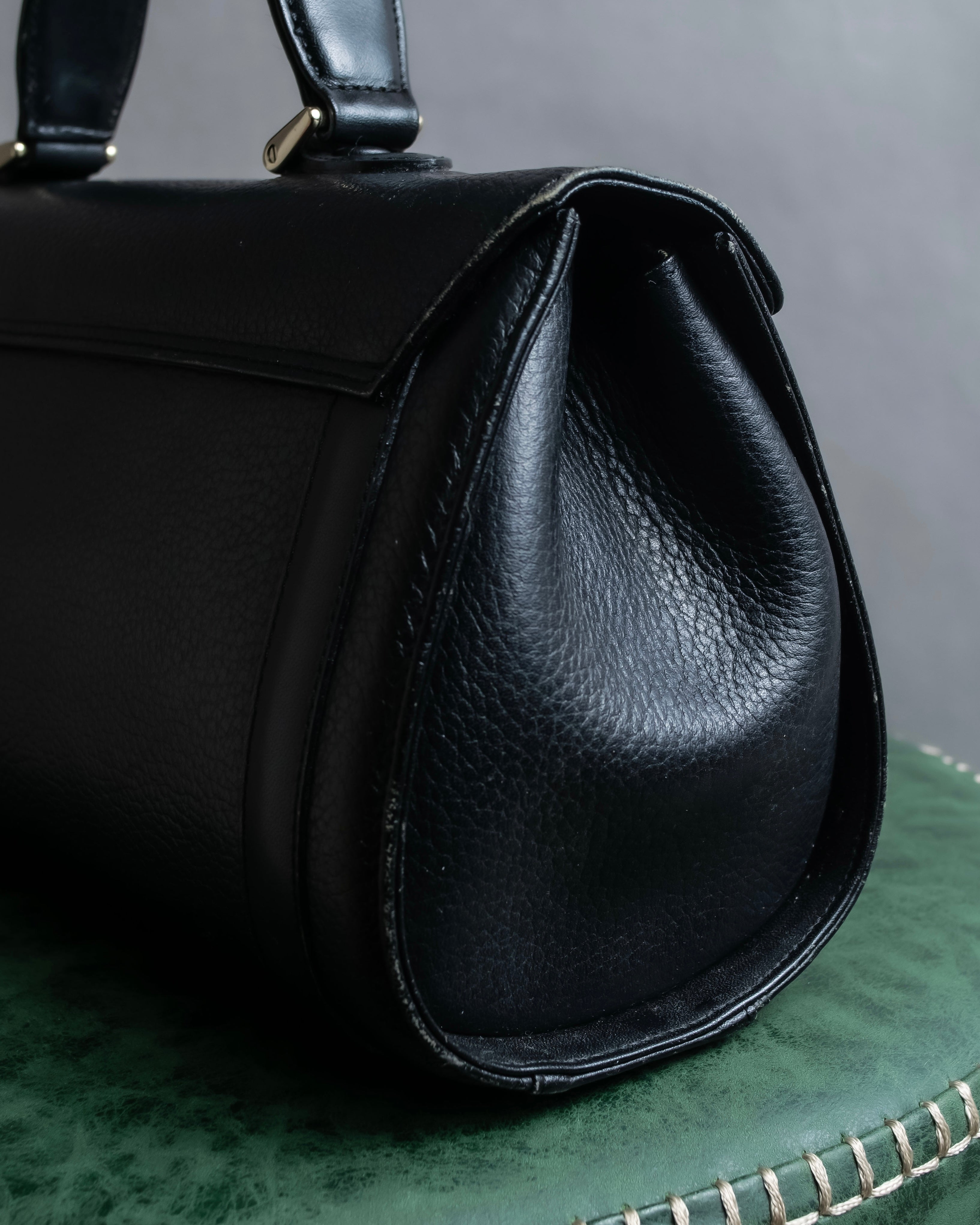 "BURBERRYS" Horizontal shape grained leather one-handle bag