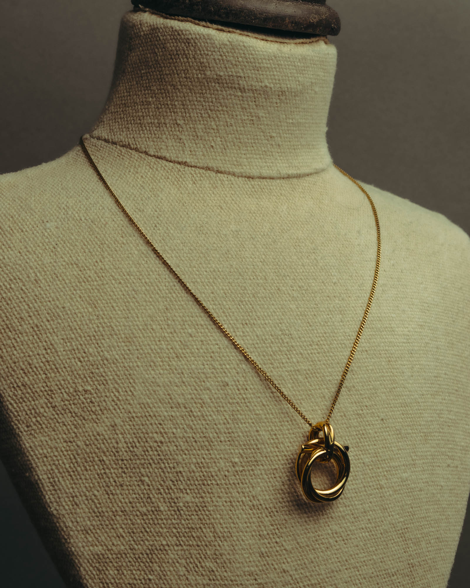 “Ferragamo” 90’s-00’s Interlocking ring pendant necklace