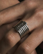 Anillo con placa de logo apilada de alambre plateado 925 de los años 00 de Christian Dior