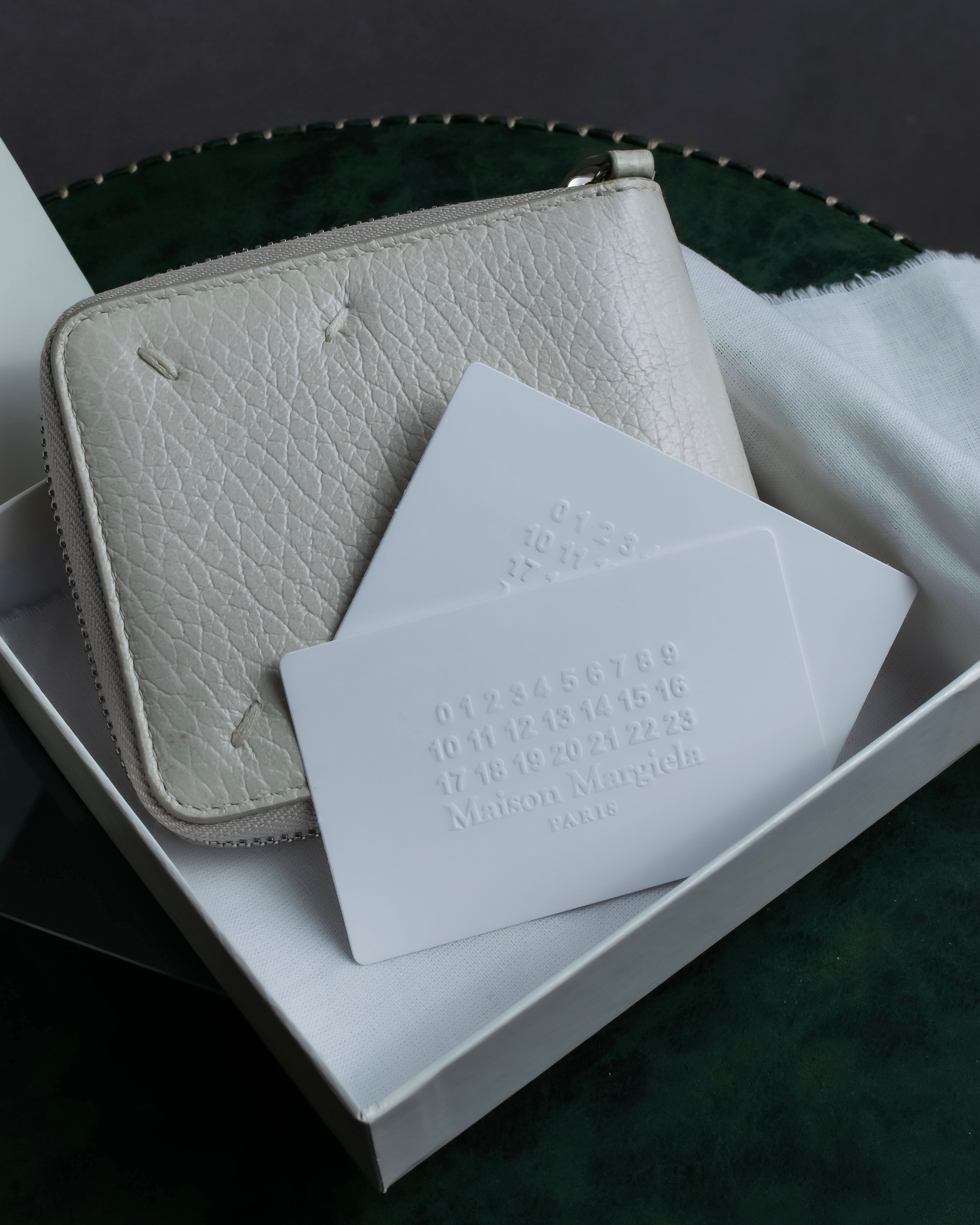 "MAISON MARGIELA" White grain leather round zipper wallet
