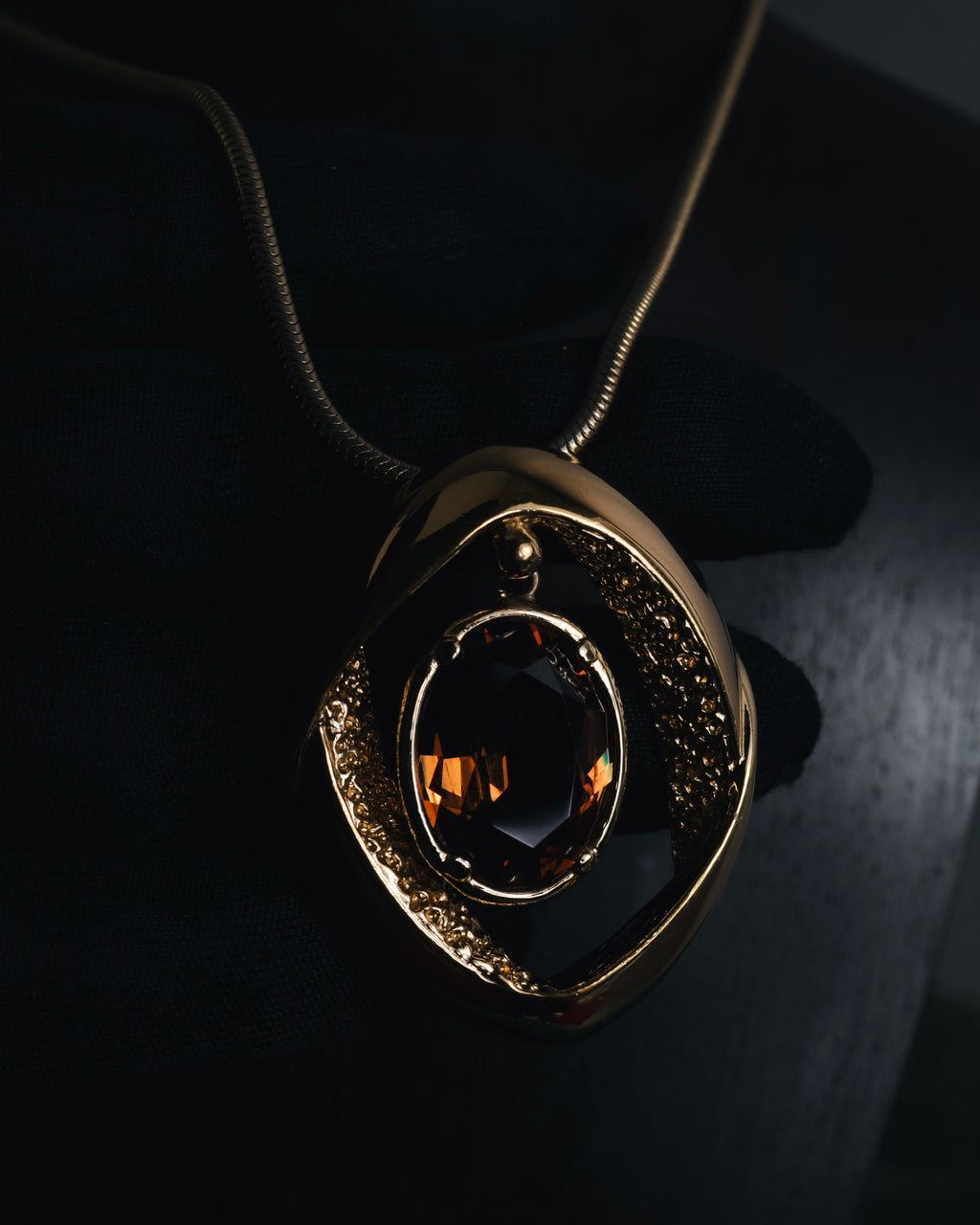 "Vintage" 80’s Sculptural oval stone pendant necklace