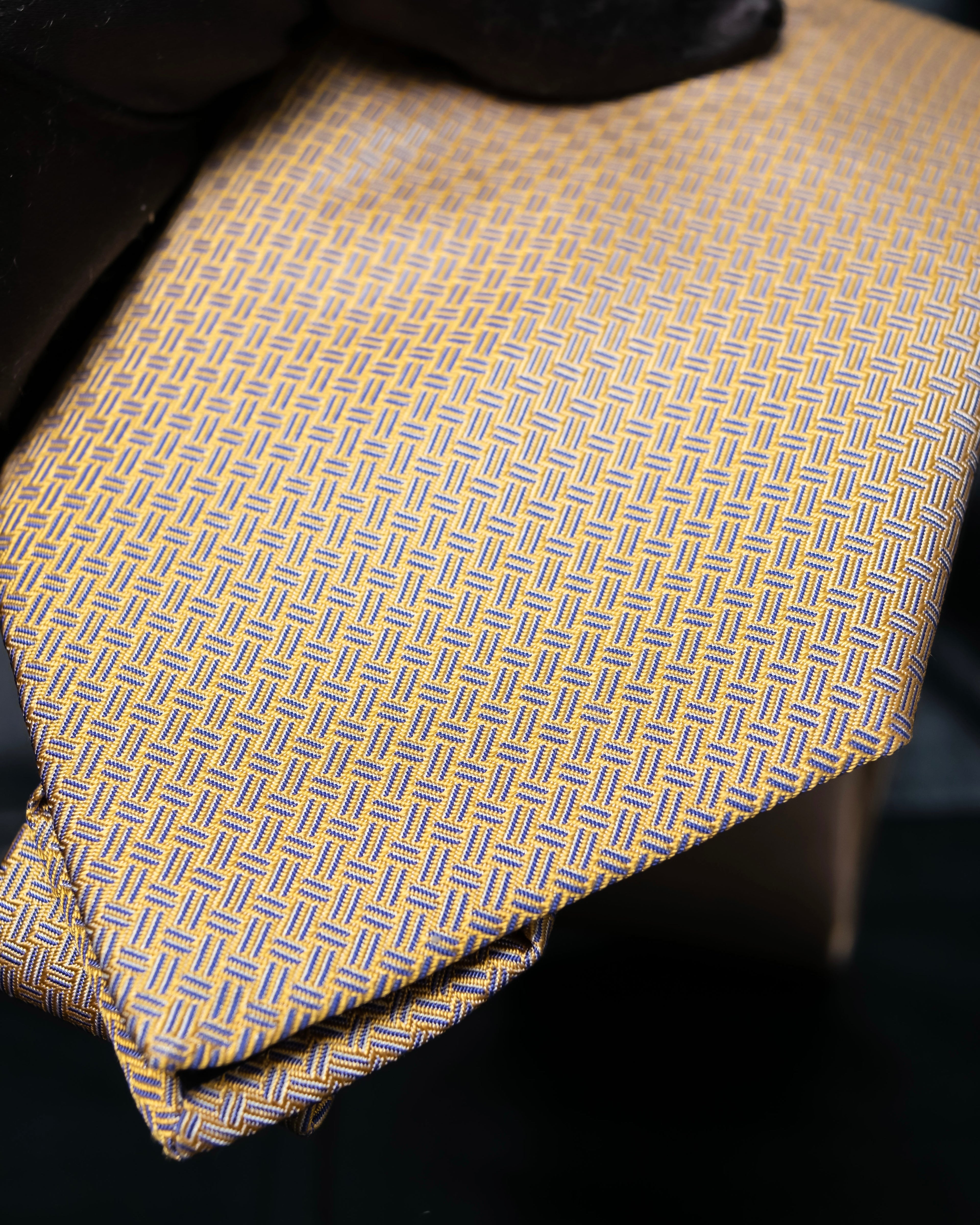 “HERMES” Double line patterned silk tie
