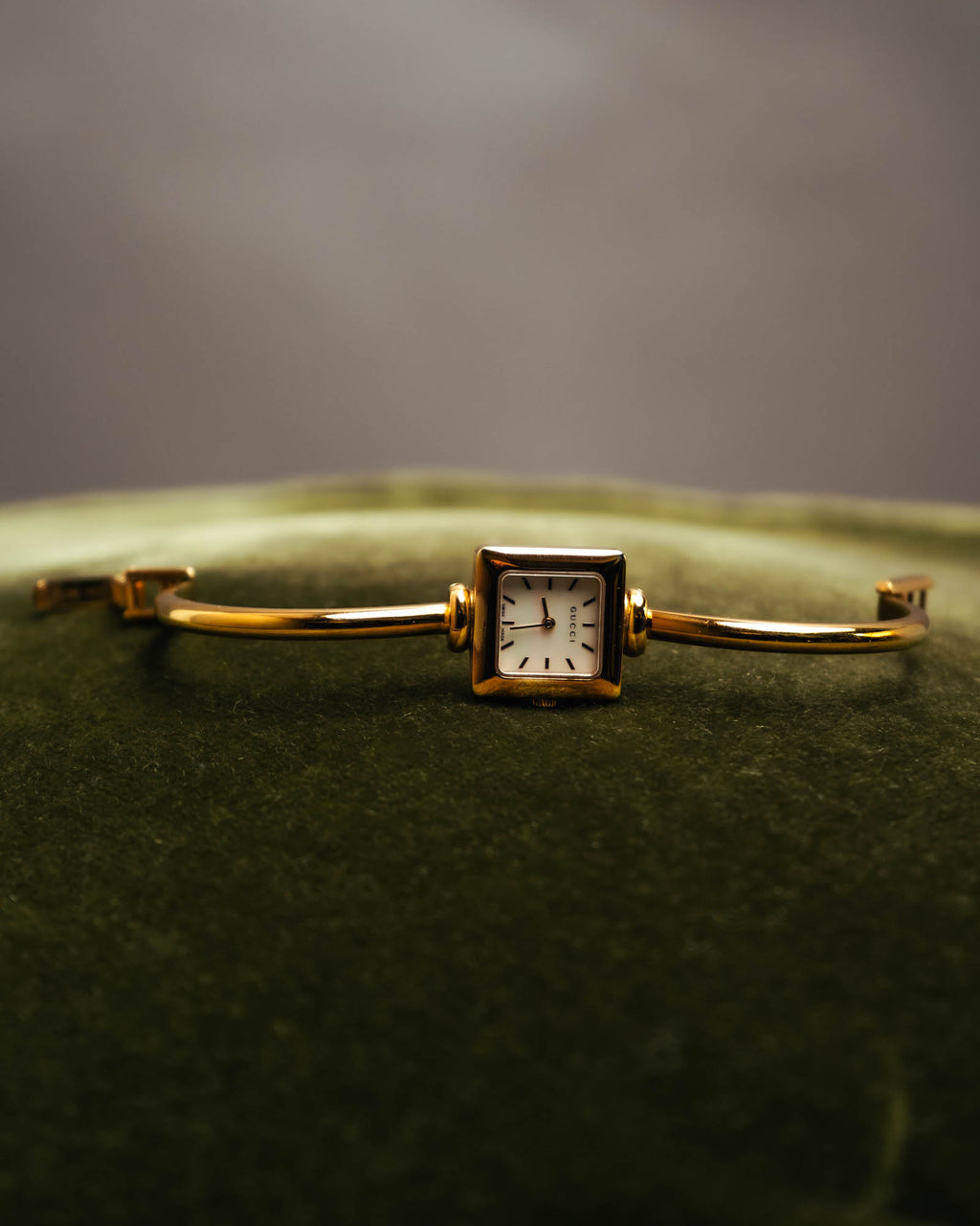 -SPECIAL- “GUCCI” 90’s-00’s 1900L gold tone bangle watch