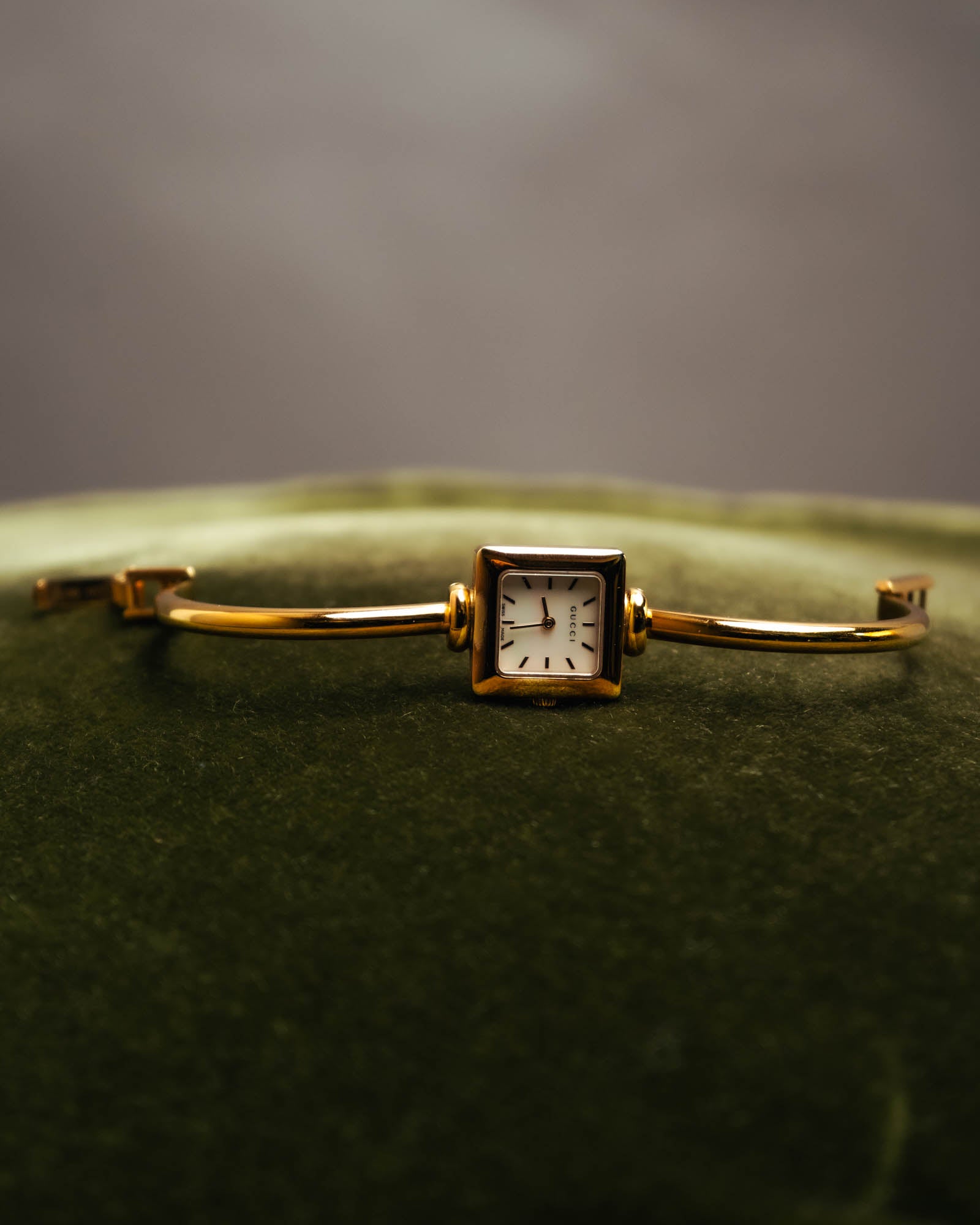 -SPECIAL- “GUCCI” 90’s-00’s 1900L gold tone bangle watch