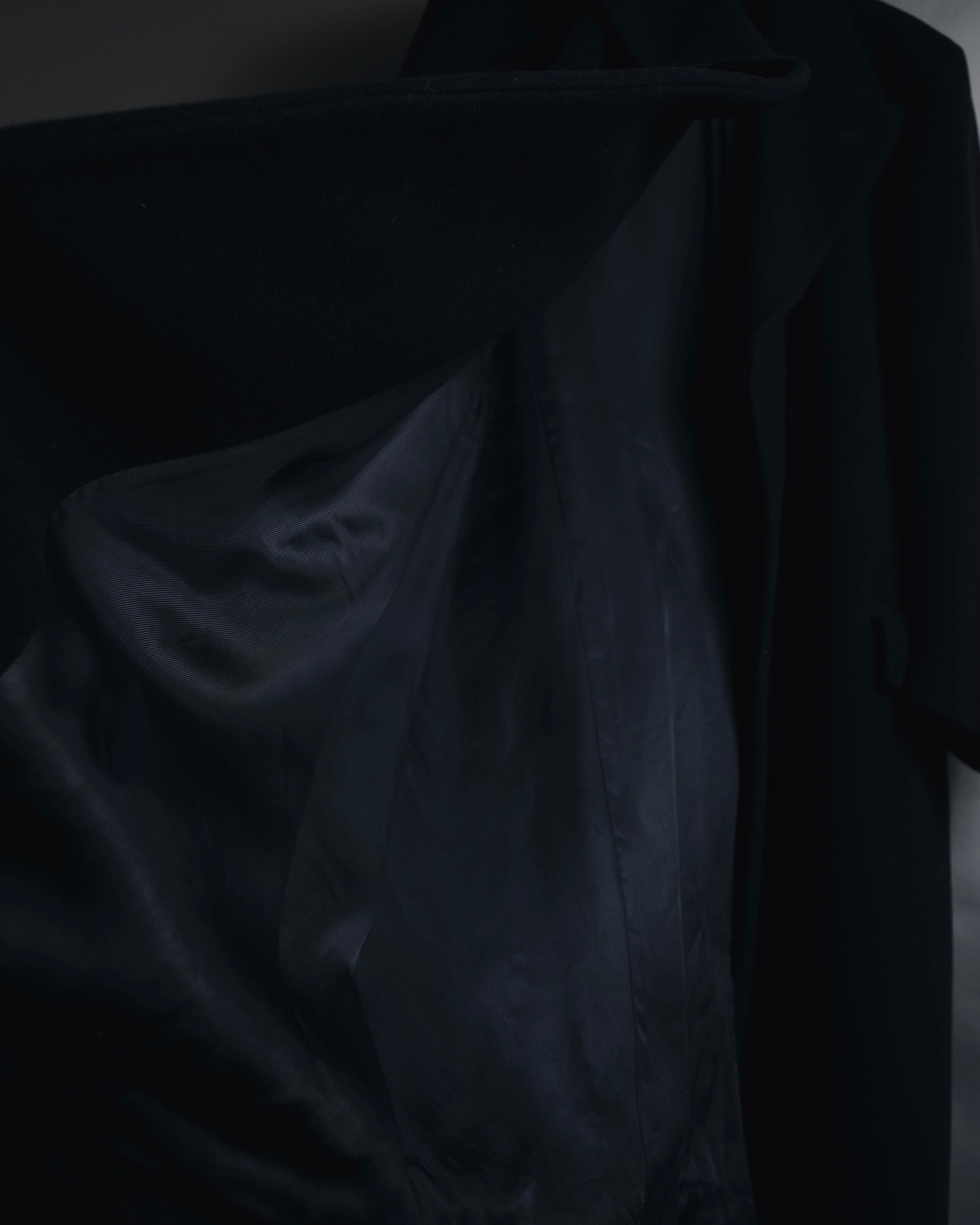 –SPECIAL– "GIORGIO ARMANI"
80’s-90’s tailored overcoat