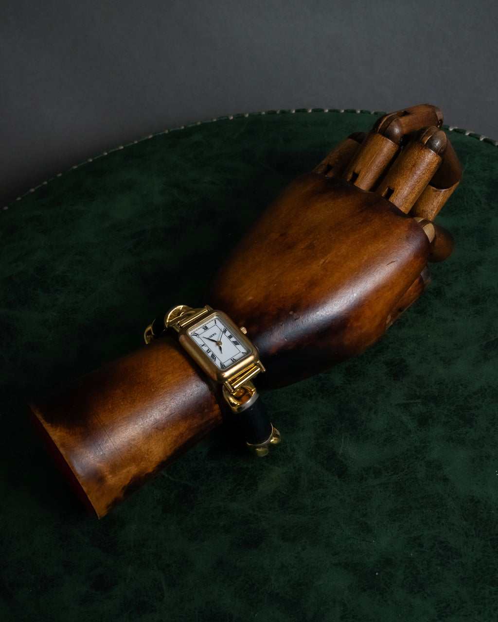 "LOEWE" 90's Square forum relief design watch