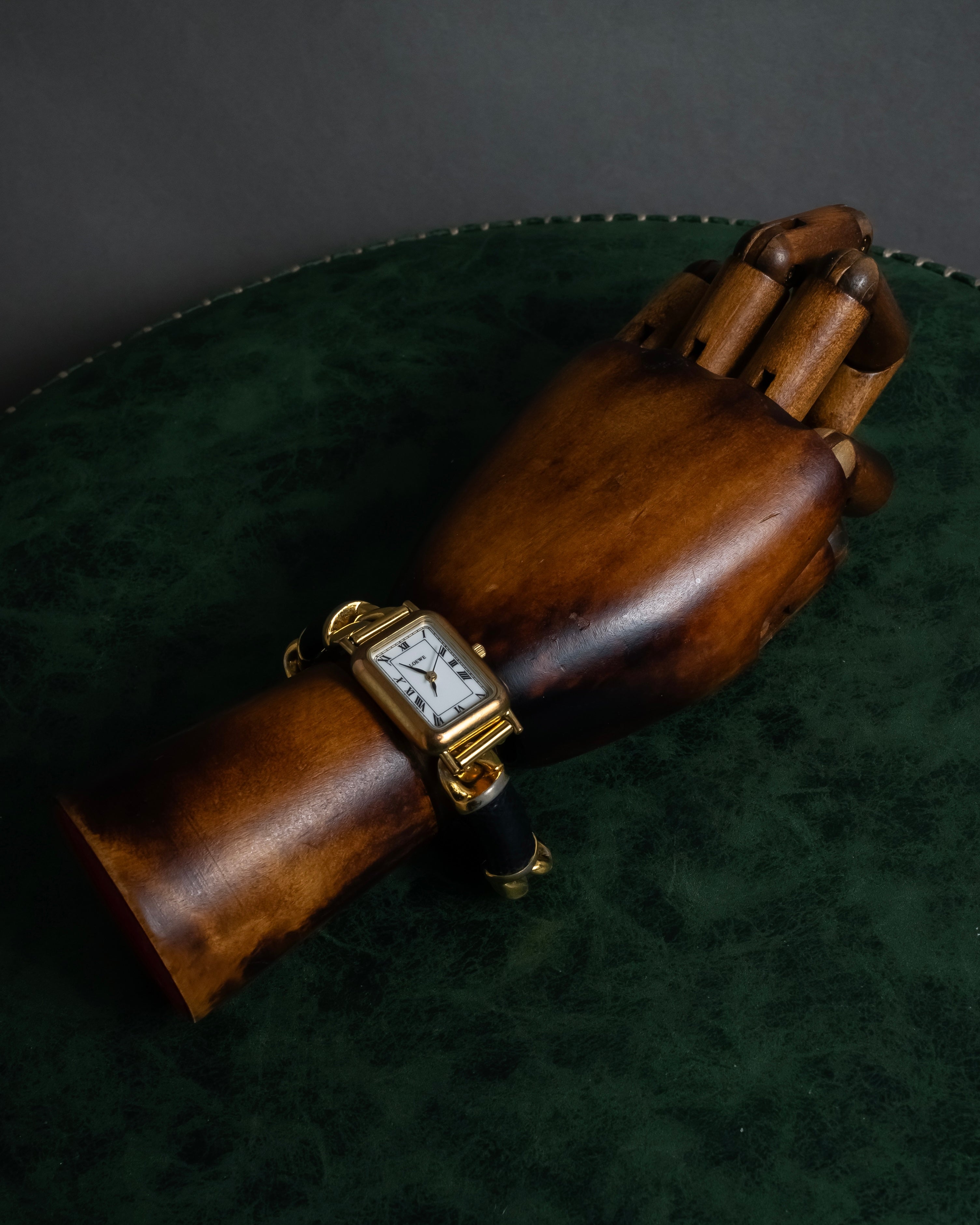 "LOEWE" 90's Square forum relief design watch