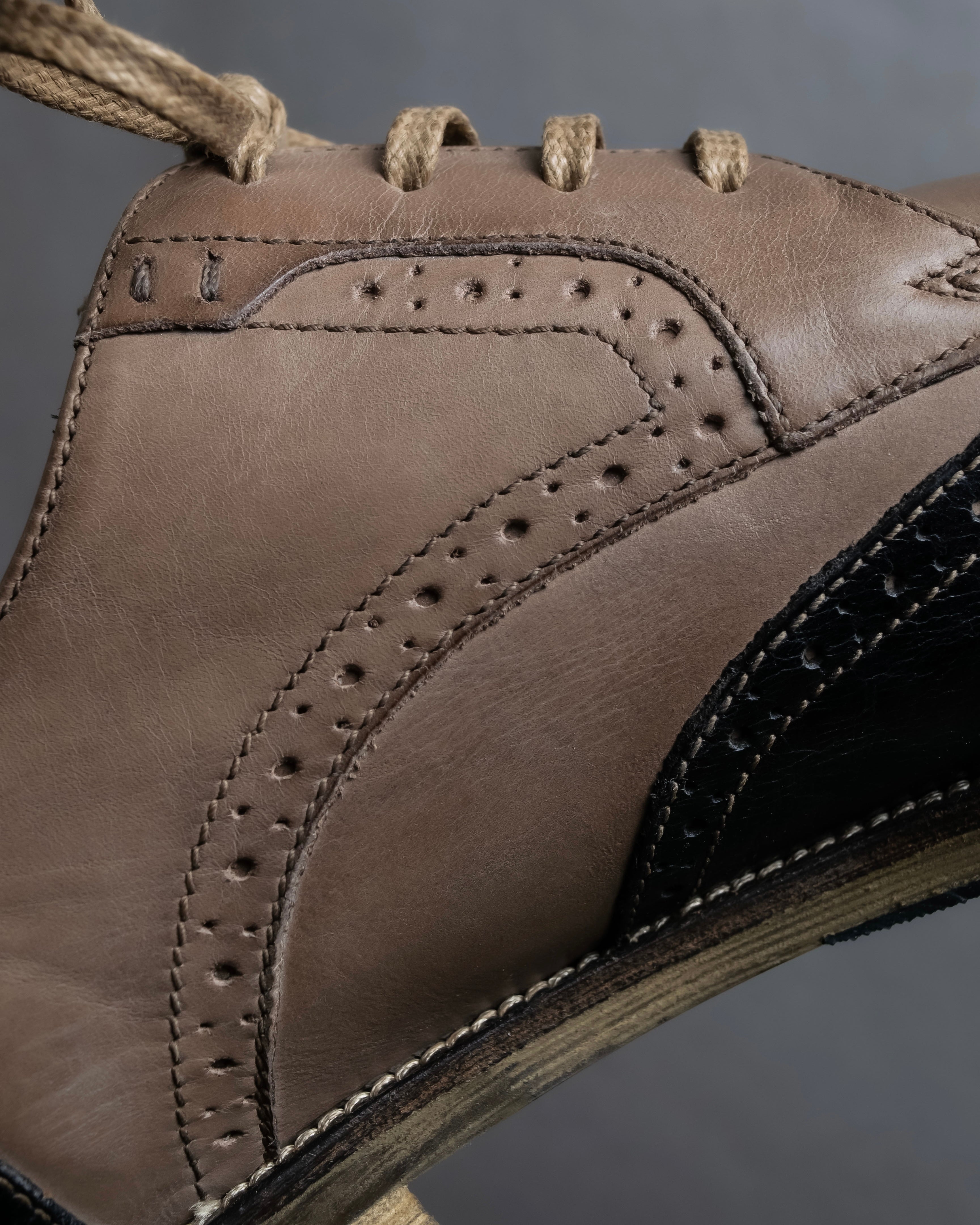 "KATHARINE HAMNETT" Wingtip design bicolor leather shoes