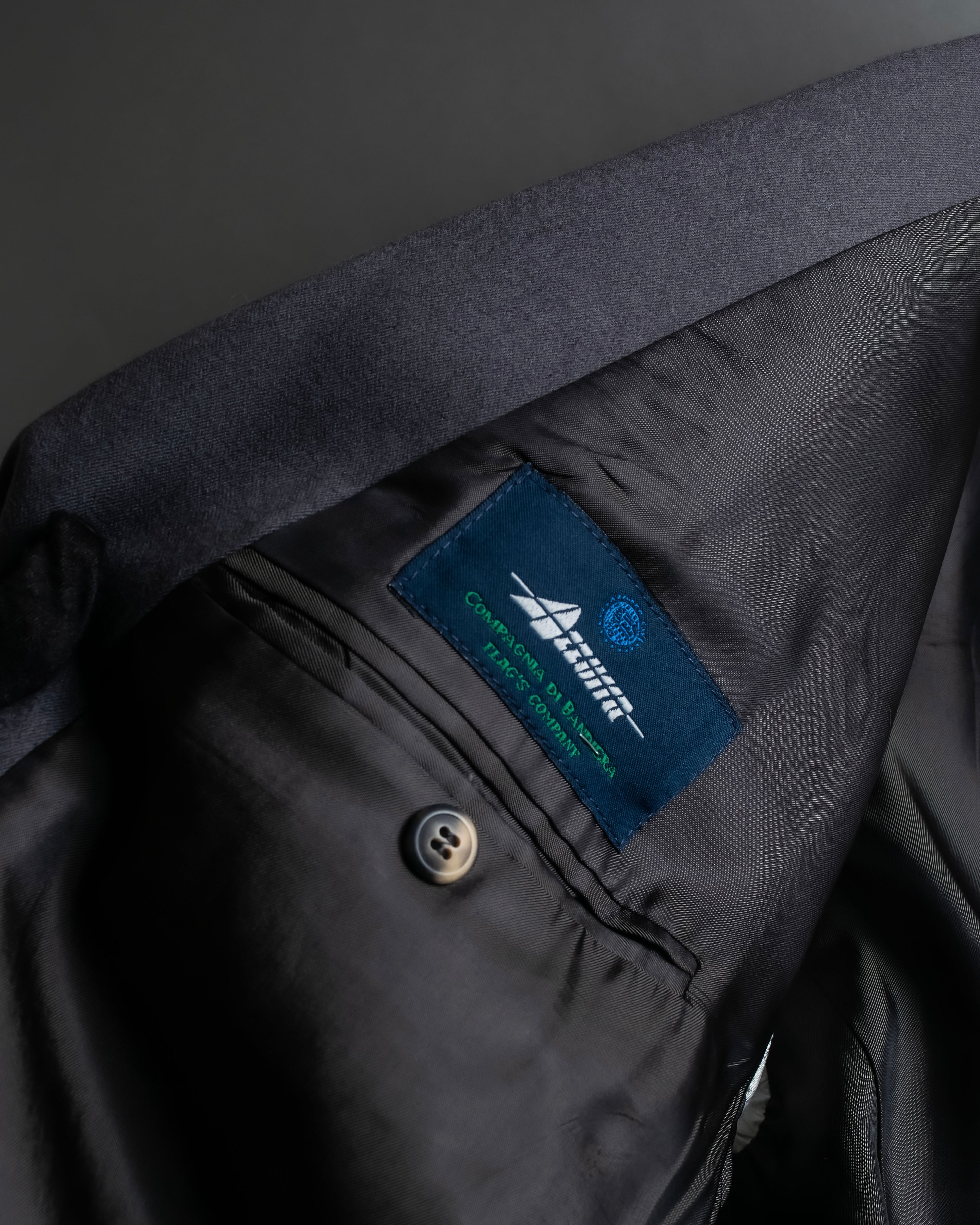 Vintage shoulder construction peak lapel tailored jacket