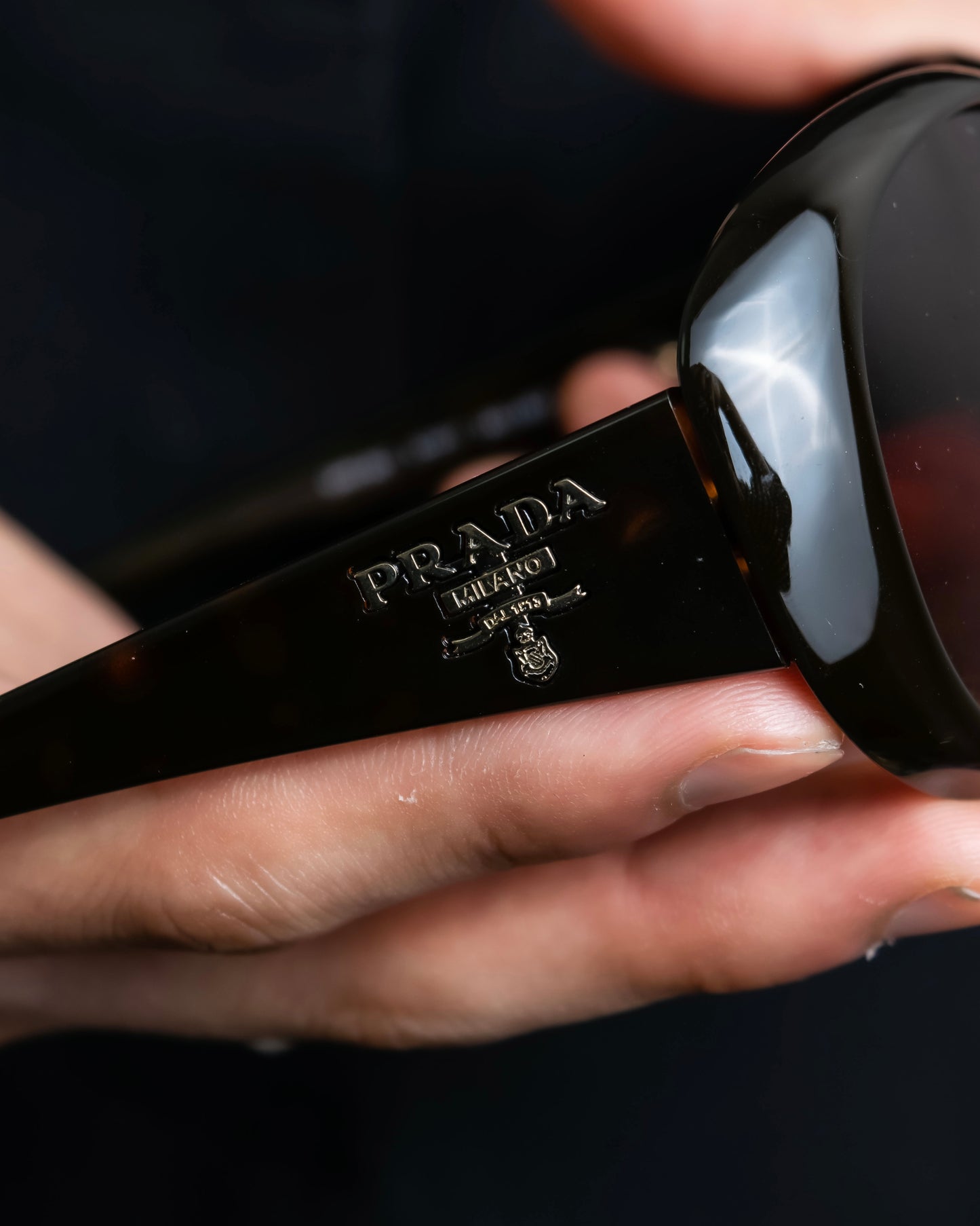 "PRADA" Butterfly frame logo engraved sunglasses