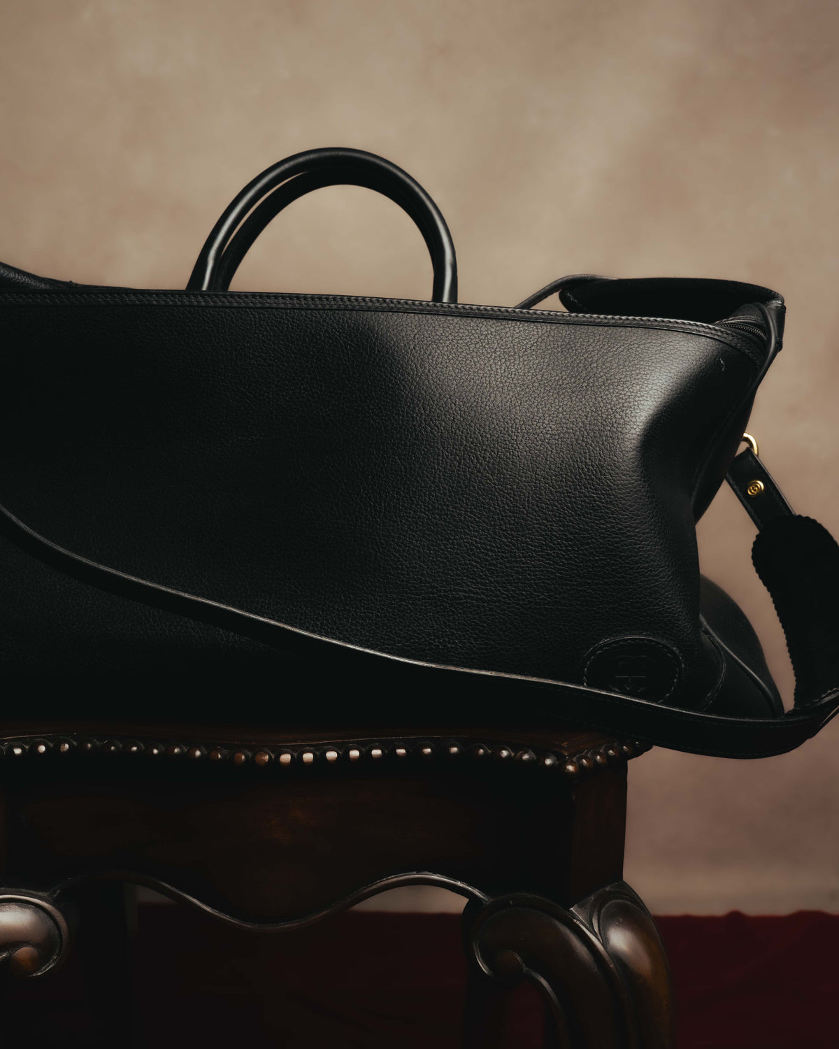 -SPECIAL- "GUCCI" 70's-80's Crest-detailed black leather two-way duffle bag