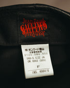 赤色のロゴを織り込んだ「Jean Paul GAULTIER fitted wear」内タグと、オンワード樫山の表記を配したタグのクローズアップ。サイズはF表記。