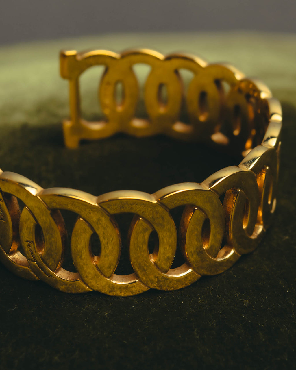 “Salvatore Ferragamo” 90’s-00’s Gancini motif gold bangle