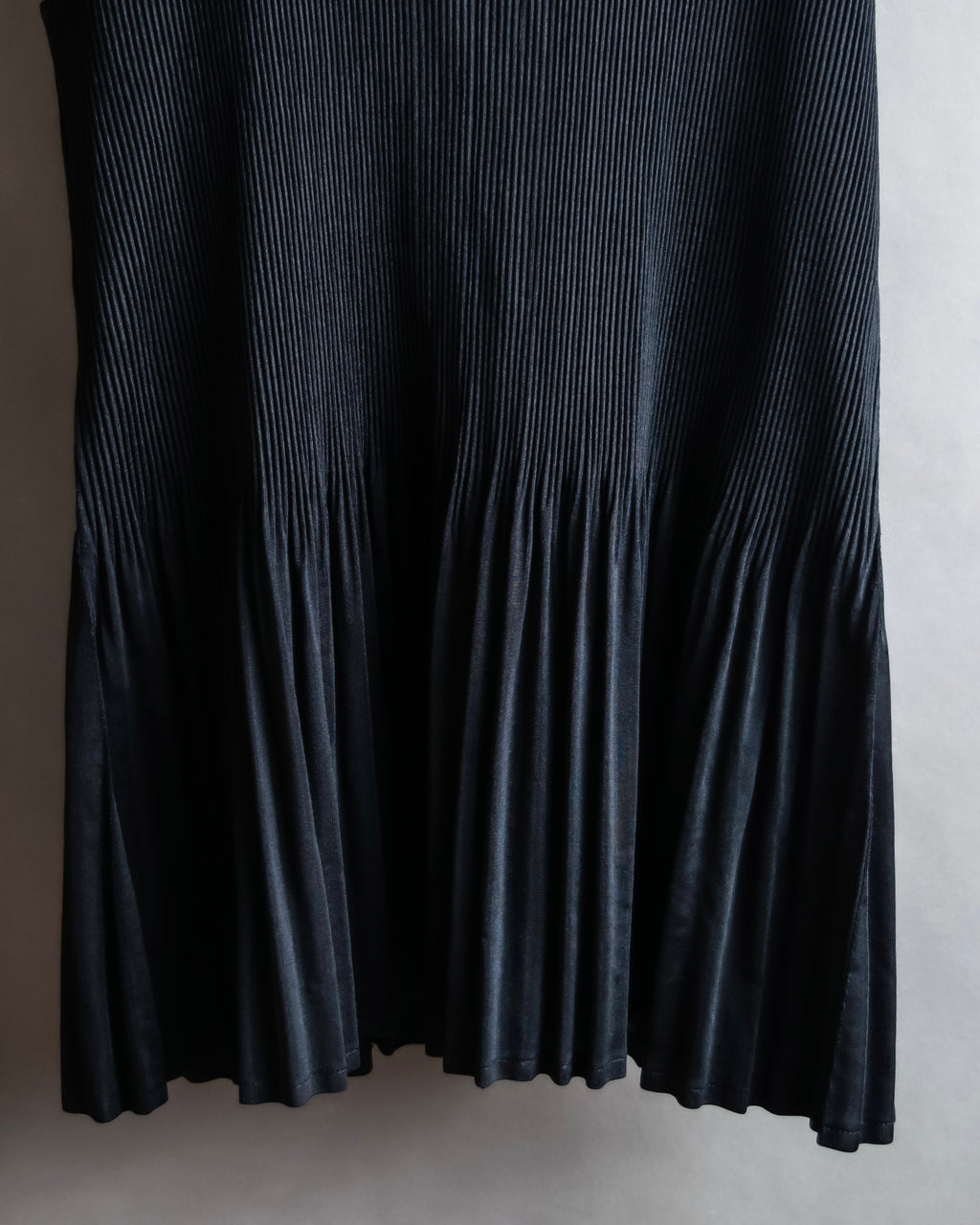 "PLEATS PLEASE ISSEY MIYAKE"
Narrow pleated sleeveless dress