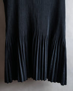 "PLEATS PLEASE ISSEY MIYAKE"
Narrow pleated sleeveless dress