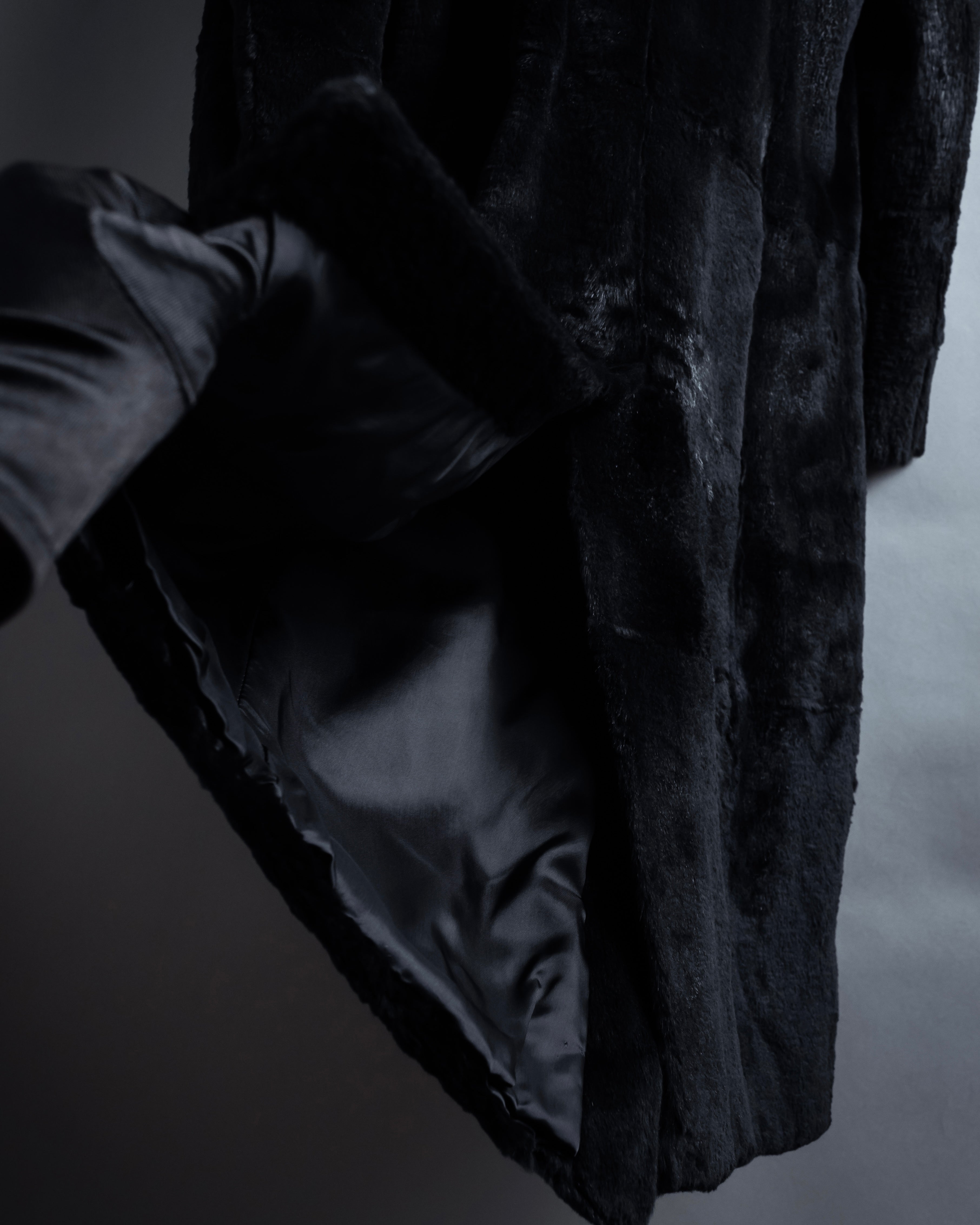 -SPECIAL- "Salvatore Ferragamo"
90's-00's A neat silhouette 100% lapin fur coat