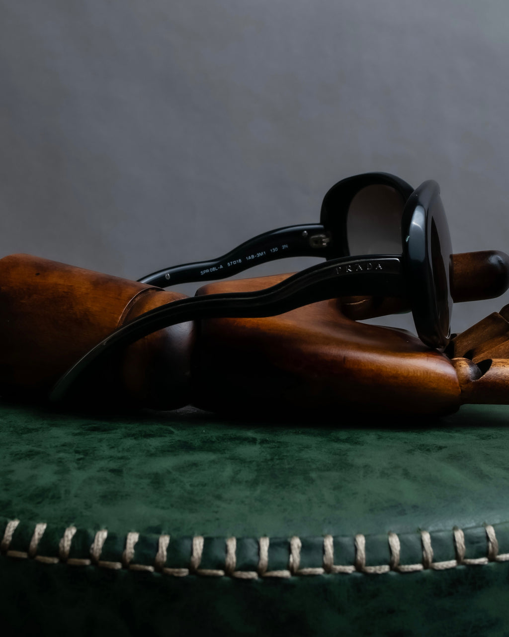 "PRADA" Logo engraved black round frame sunglasses