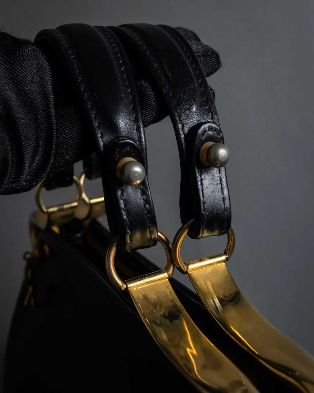 "Roberta Di Camerino" Logo motif charm design modern doctor bag