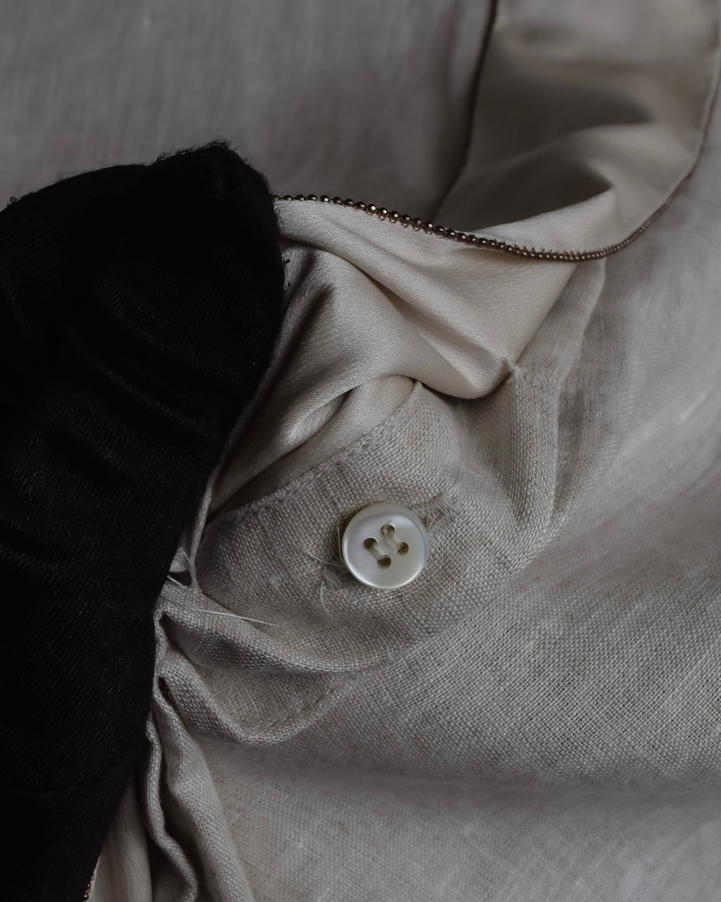 "BRUNELLO CUCINELLI" Contrast collar hidden placket linen shirt