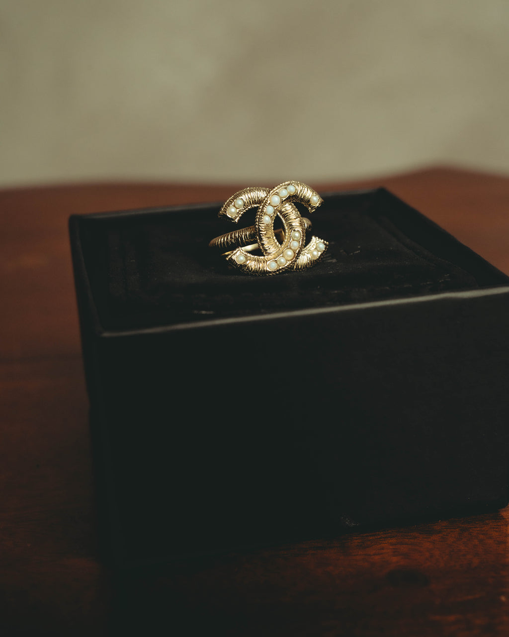 –SPECIAL– "CHANEL" Sculptural pearl double c costume ring