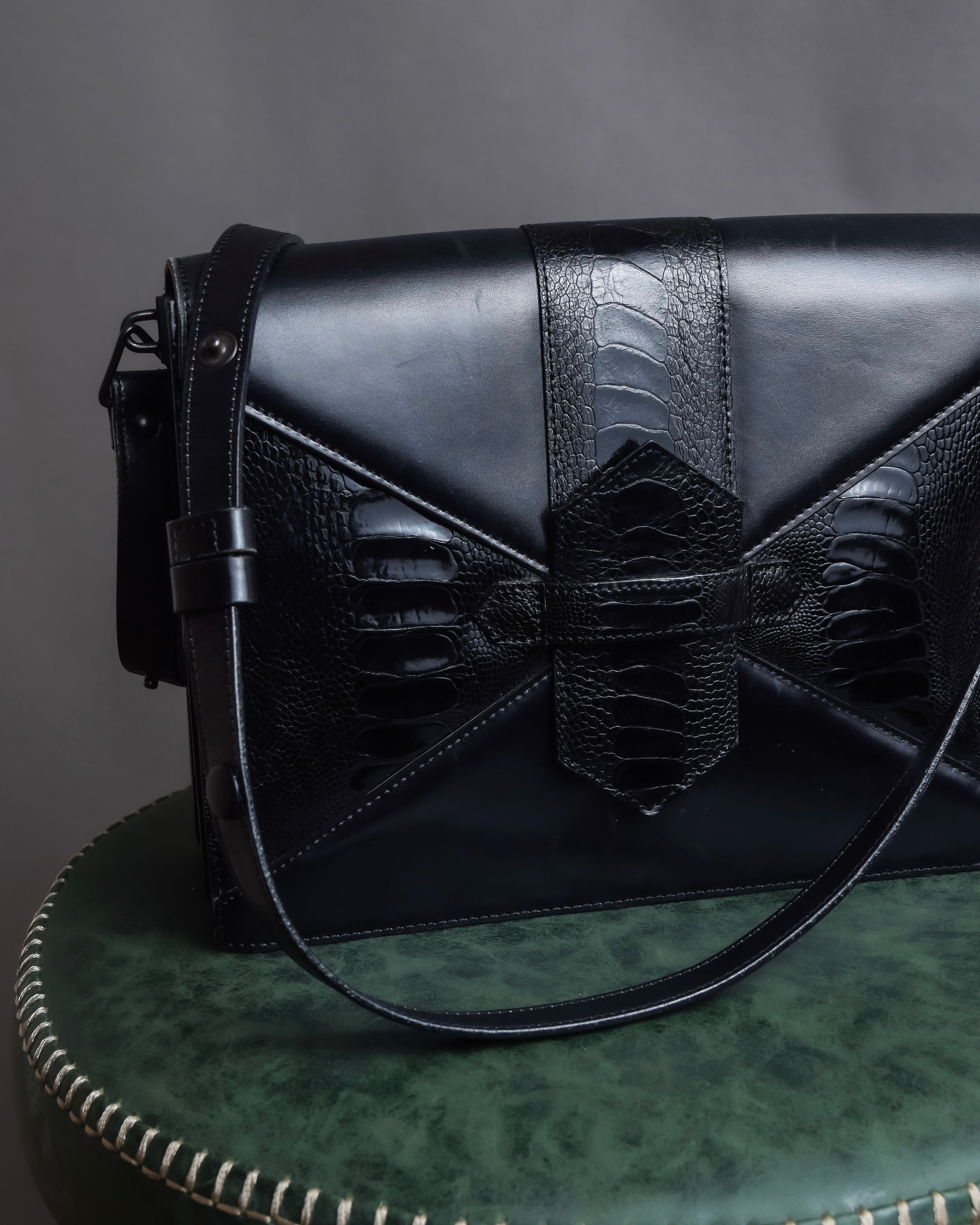 "YVES SAINT LAURENT" Crocodile embossed combination design leather bag