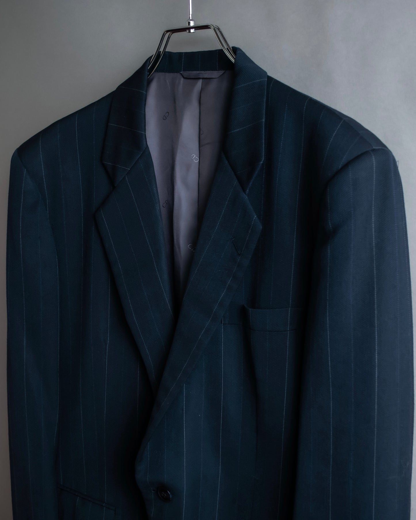 "CHRISTIAN DIOR MONSIEUR"
Fine pitch stripe pattern notch lapel tailored jacket