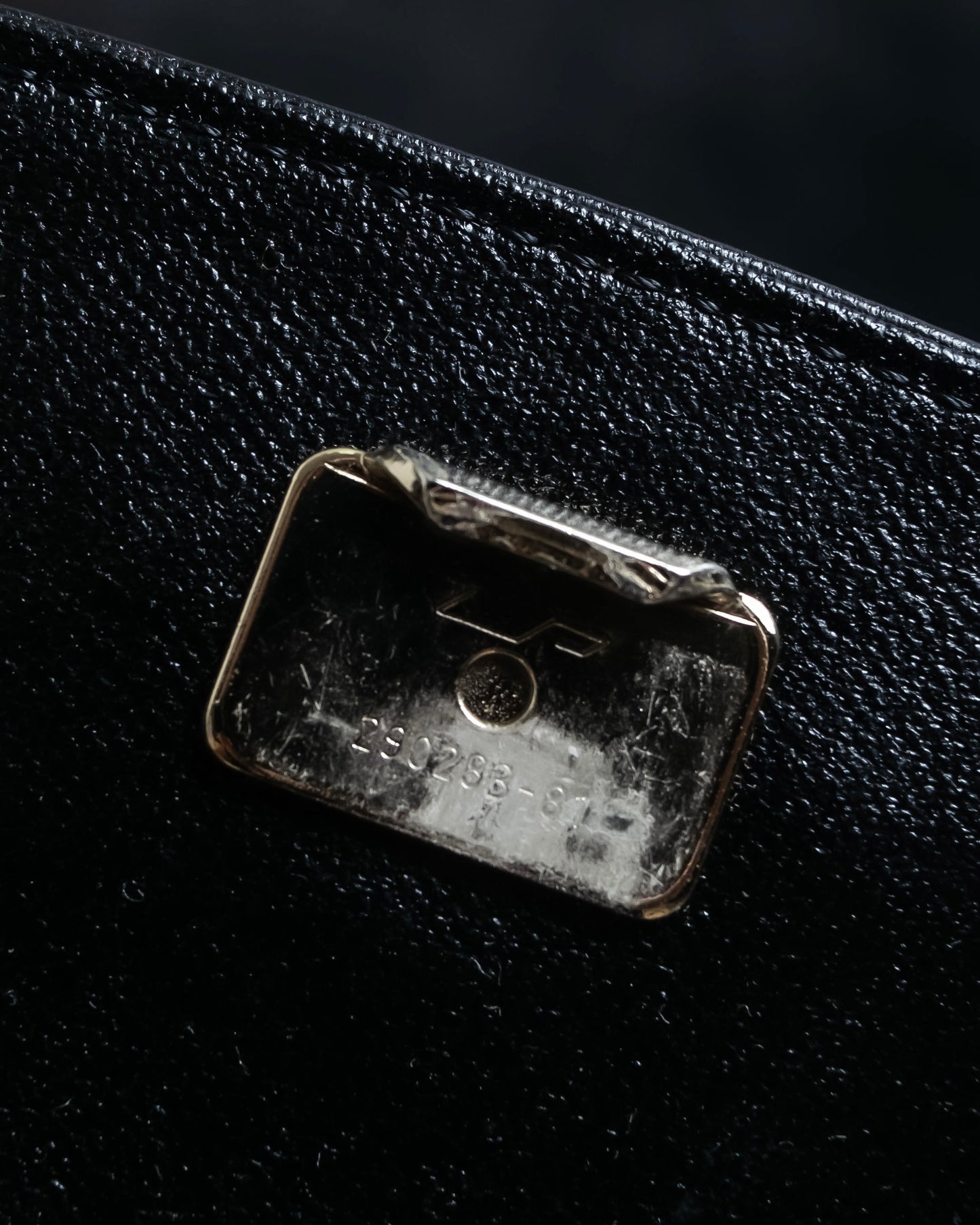 "BURBERRYS" Logo engraved tubular handbag