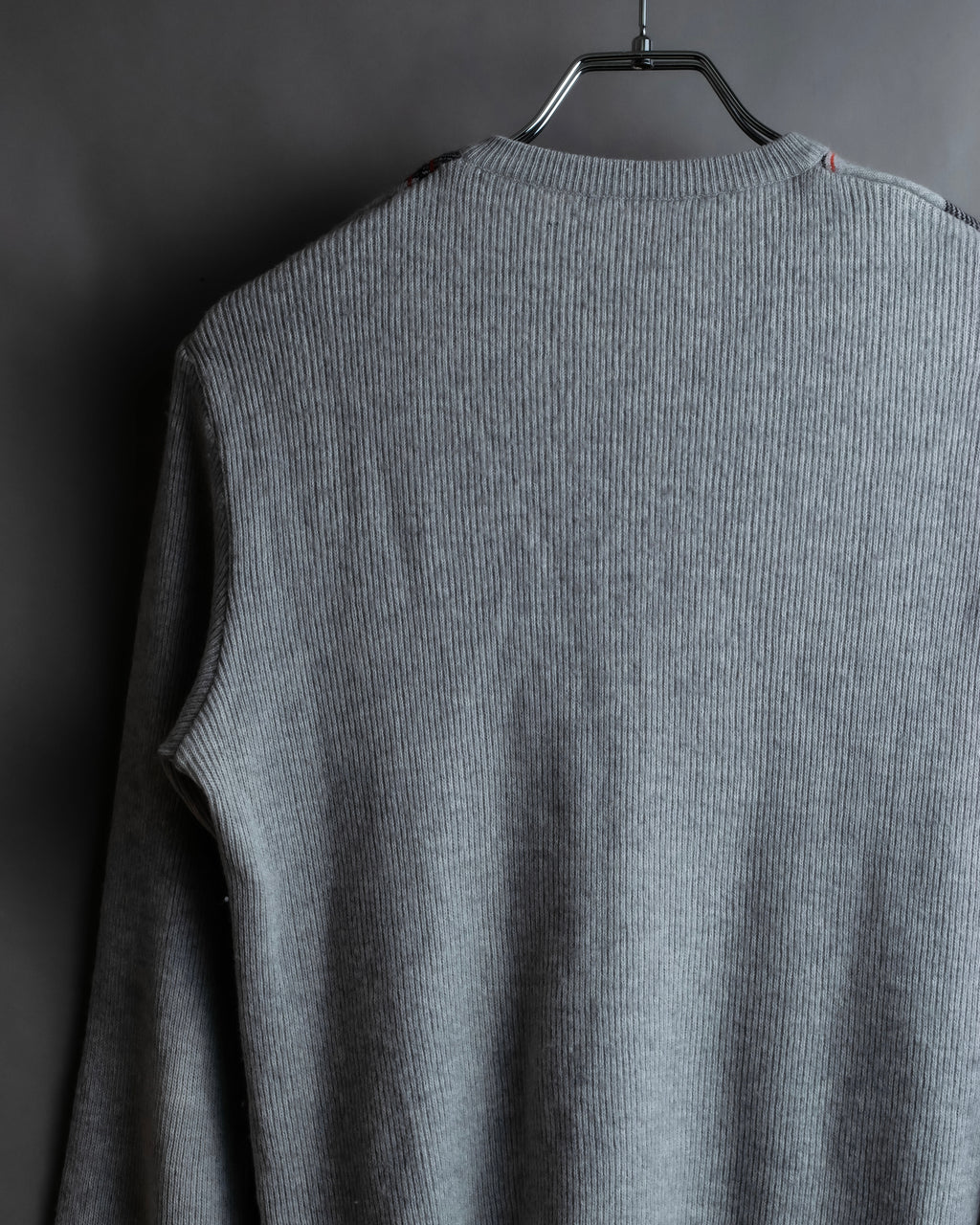 Diagonal deformed check rib knit.