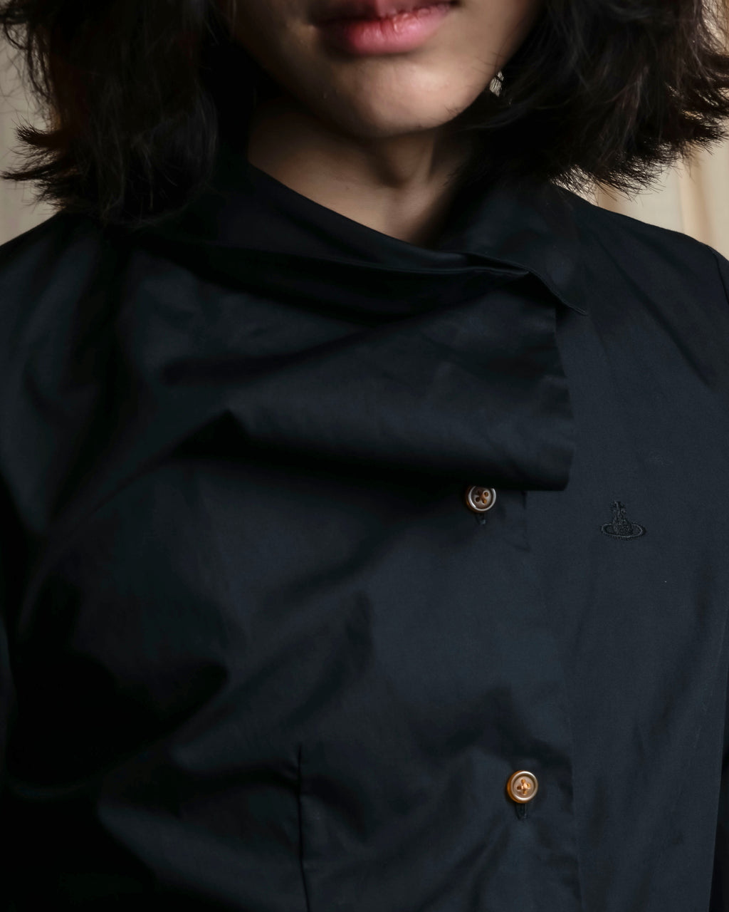 "Vivienne Westwood RED LABEL"
 Draped neck design black cotton shirt