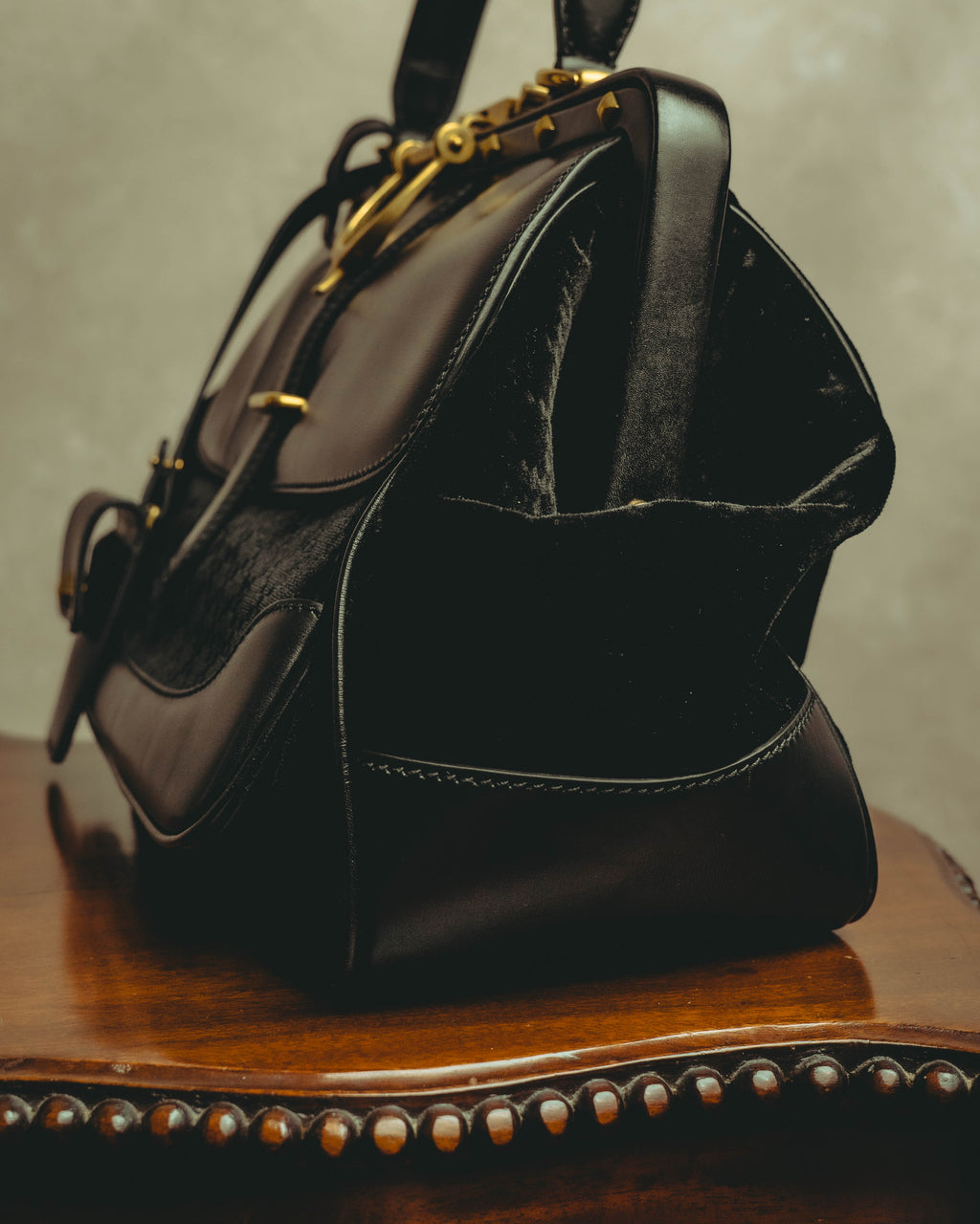 -SPECIAL- “GUCCI” 2012-2016 crossover-era crest studded doctor bag