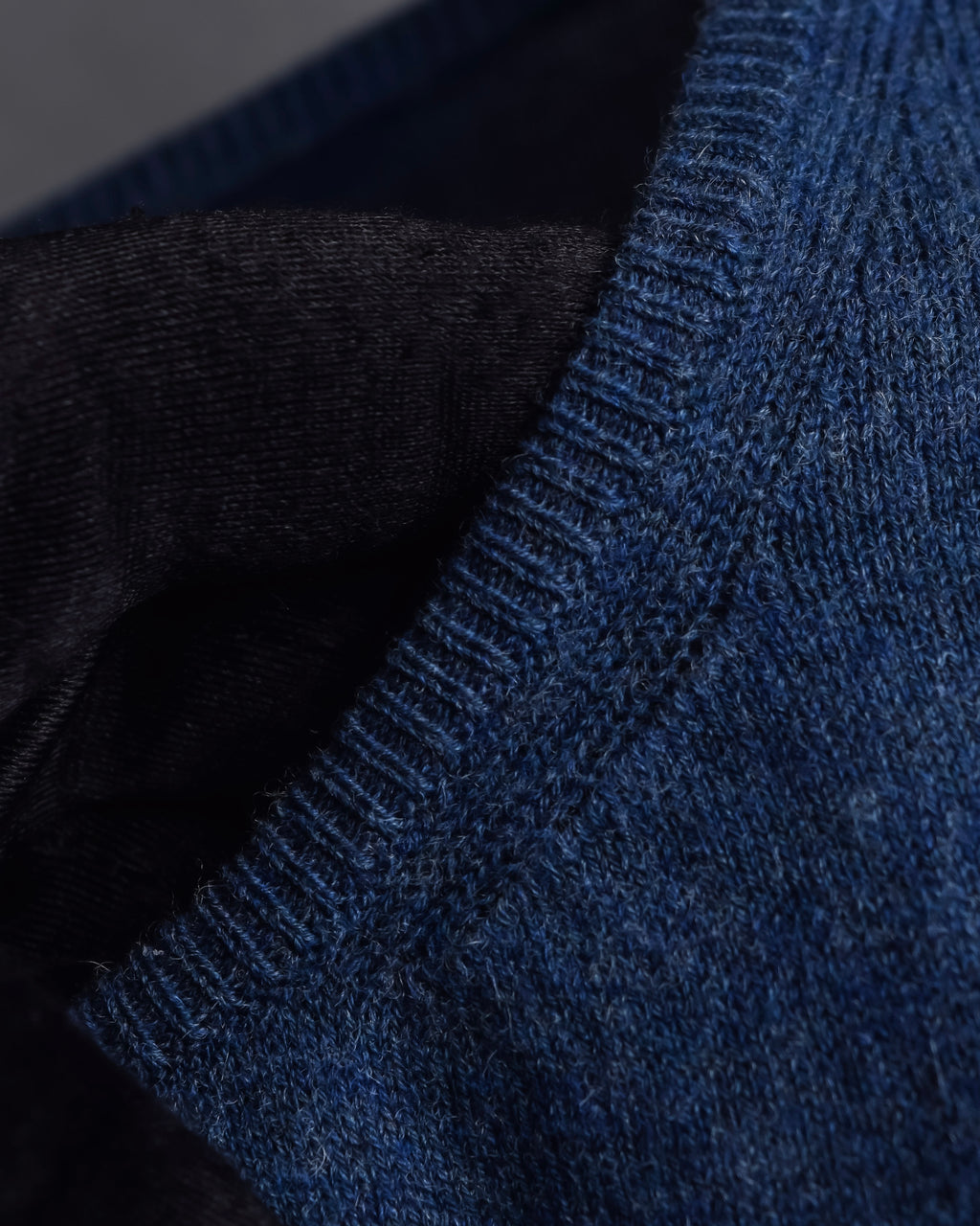 "MAISON MARGIELA" 17SS Asymmetric button line knit