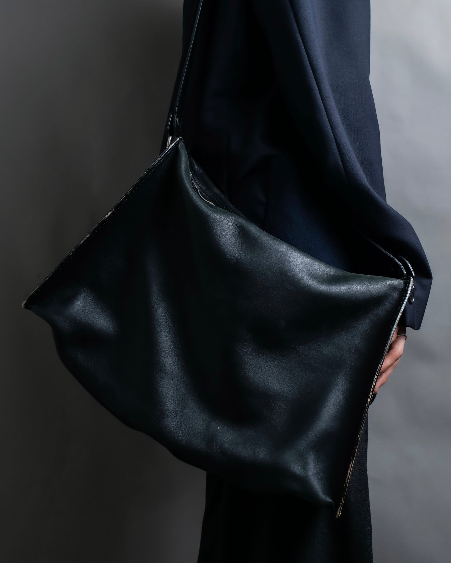 "MASAKI MATSUSHIMA" Outer zipper design leather shoulder bag