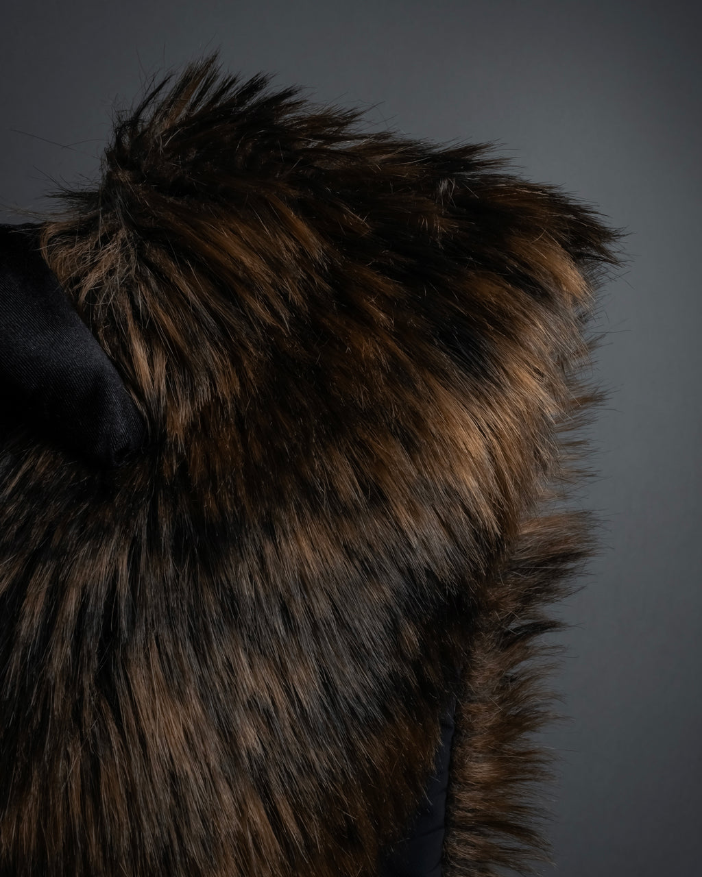 "PLEATS PLEASE ISSEY MIYAKE"
Long-haired fur neck dress