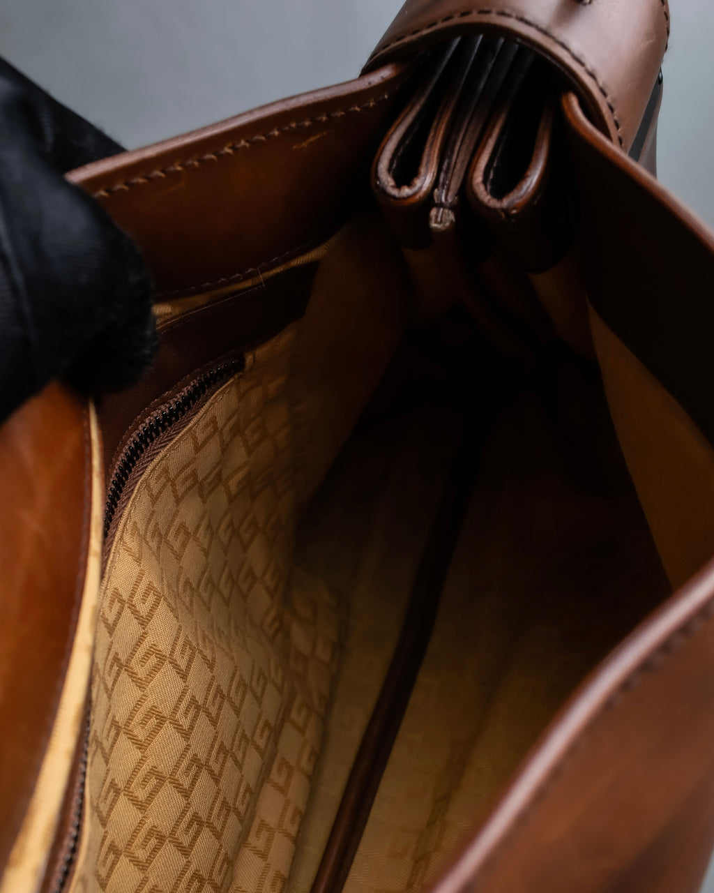 "GUCCI" Horizontally shaped cord-wrapped handle leather bag