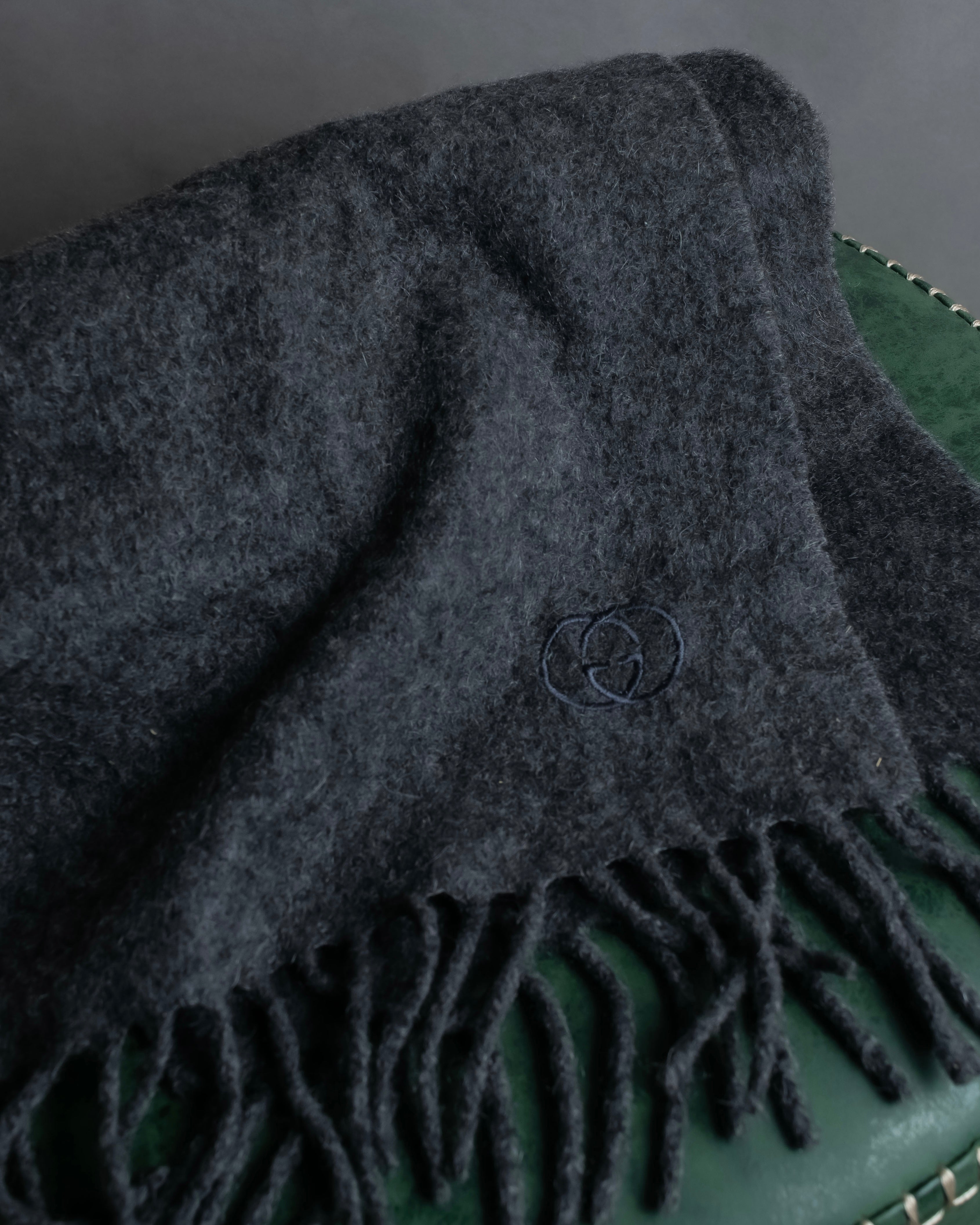 "GUCCI" Fuzzy logo engraved fringe large muffler