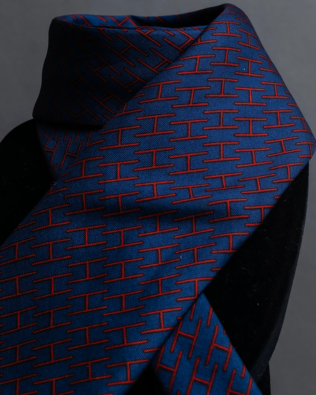 "HERMES" Geometric pattern H motif silk necktie