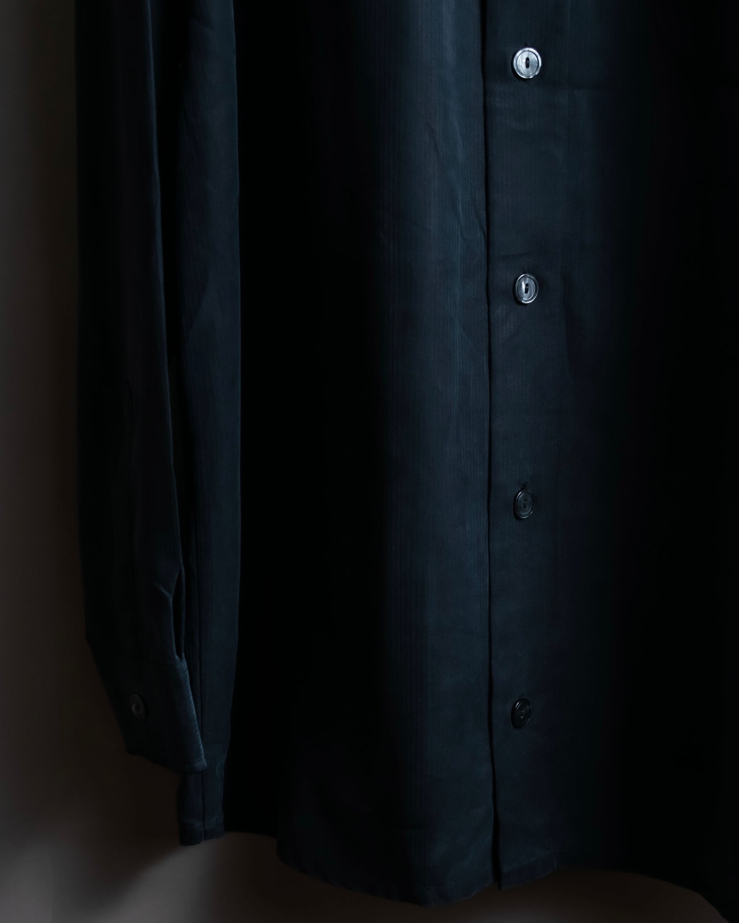 "SIGNUM" Vertical line relaxed fit black shirt