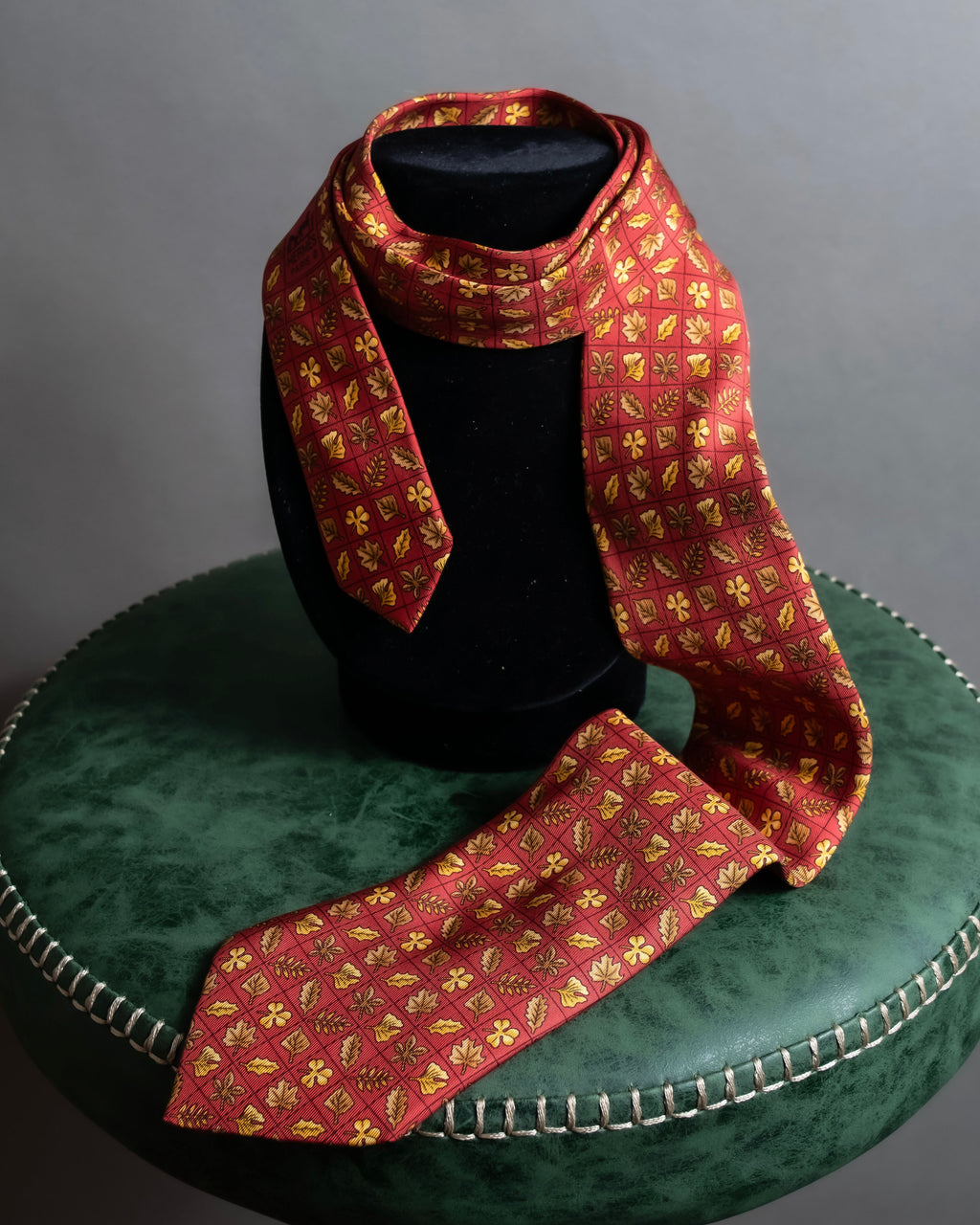 "HERMES" 100% silk fallen leaves pattern neck tie
