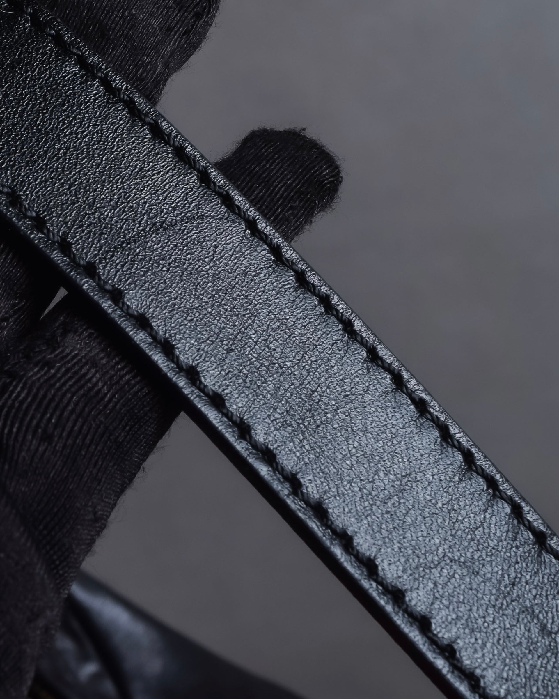 "FENDI" Gold metal gatherd design leather one-shoulder bag