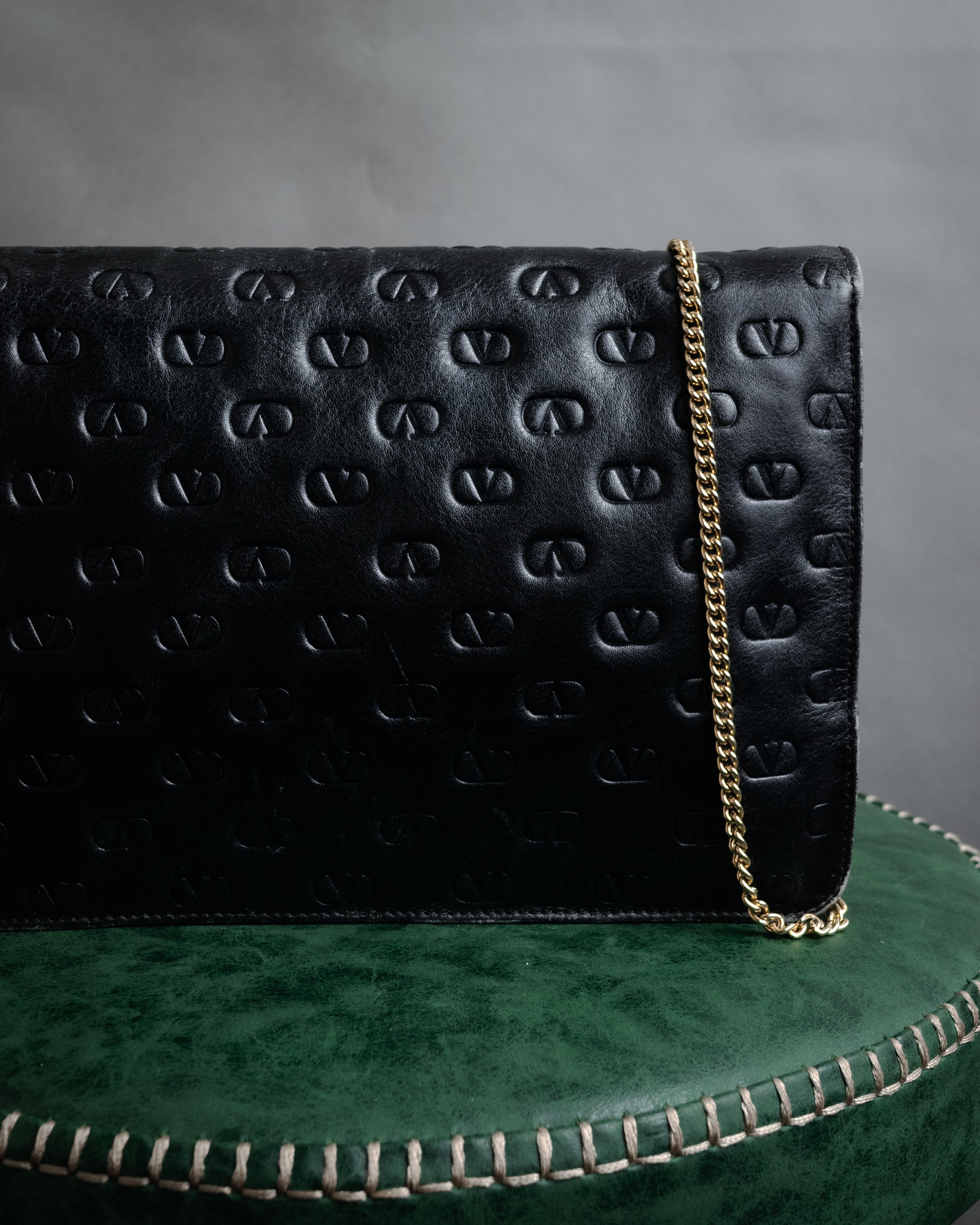 “VALENTINO” 80’s-90’s Embossed V logo chain clutch bag