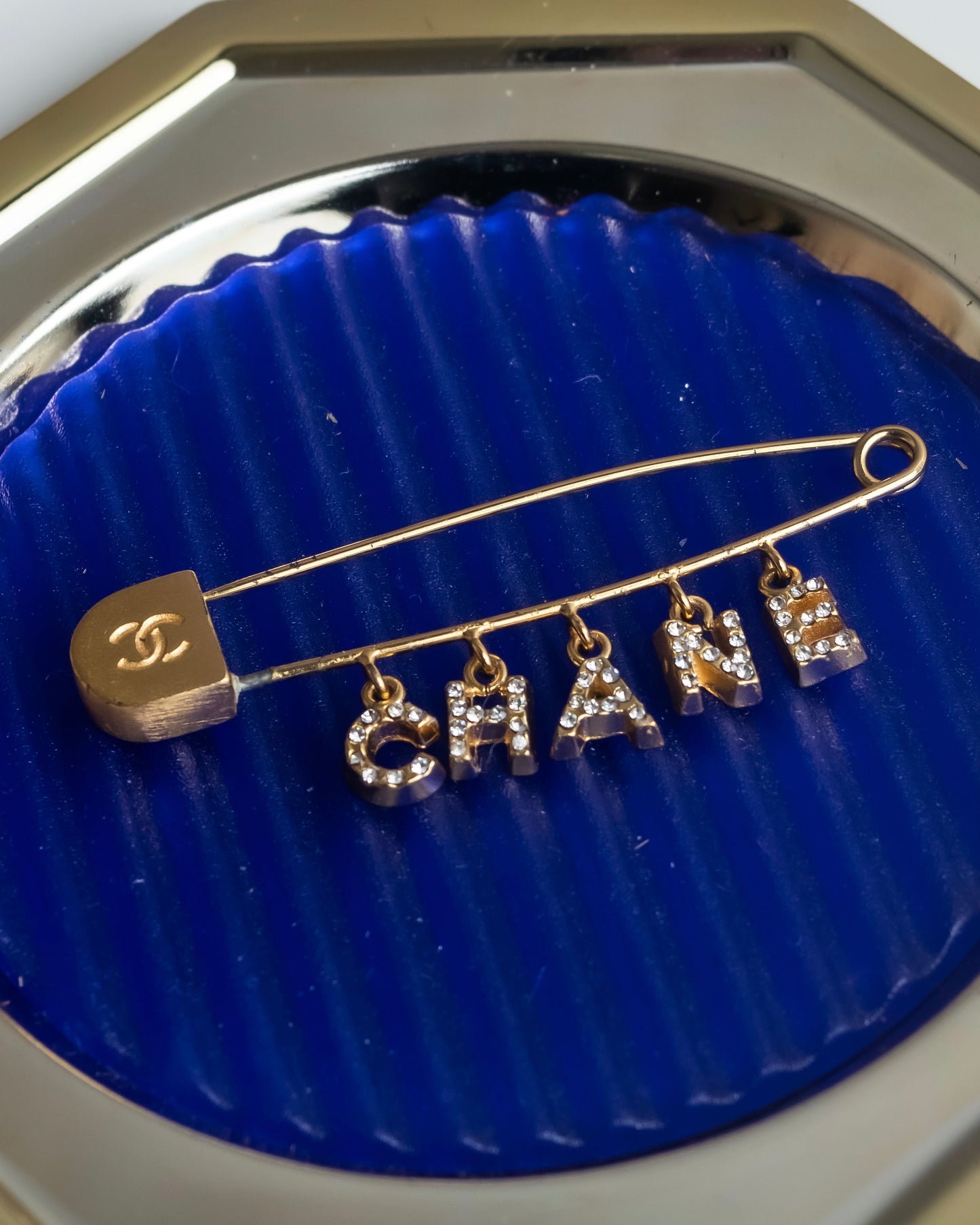 "CHANEL" Logo motif gold safety pin brooch