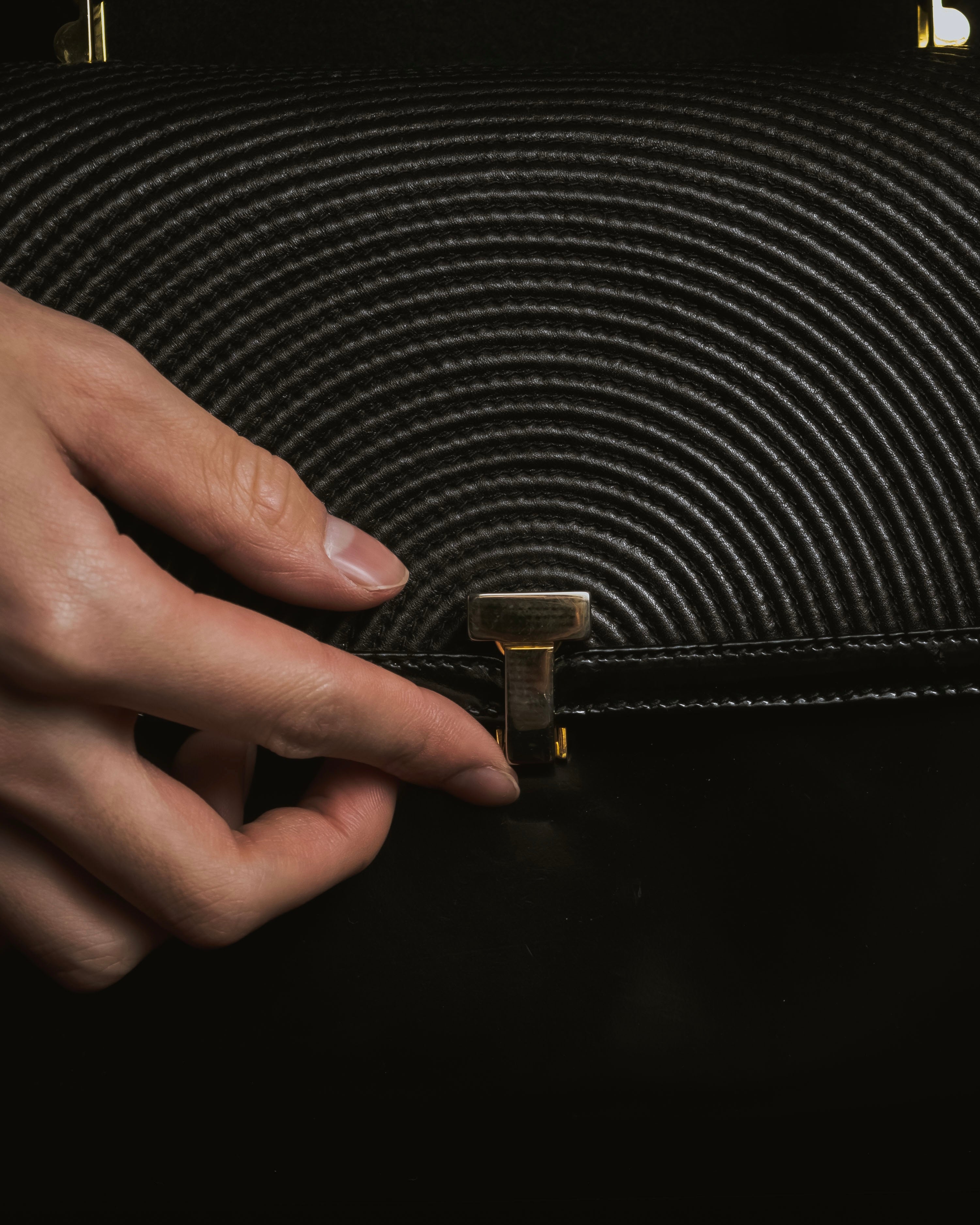 Bolso de mano estructurado de cuero con costura en relieve de los años 80-90 de Tiffany & Co.