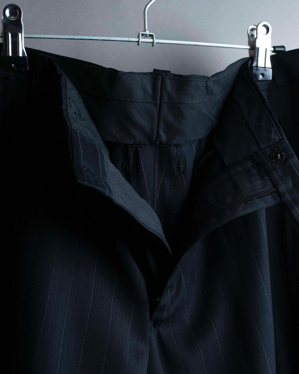 "JEAN PAUL GAULTIER HOMME"
Oversized shadow stripe set up