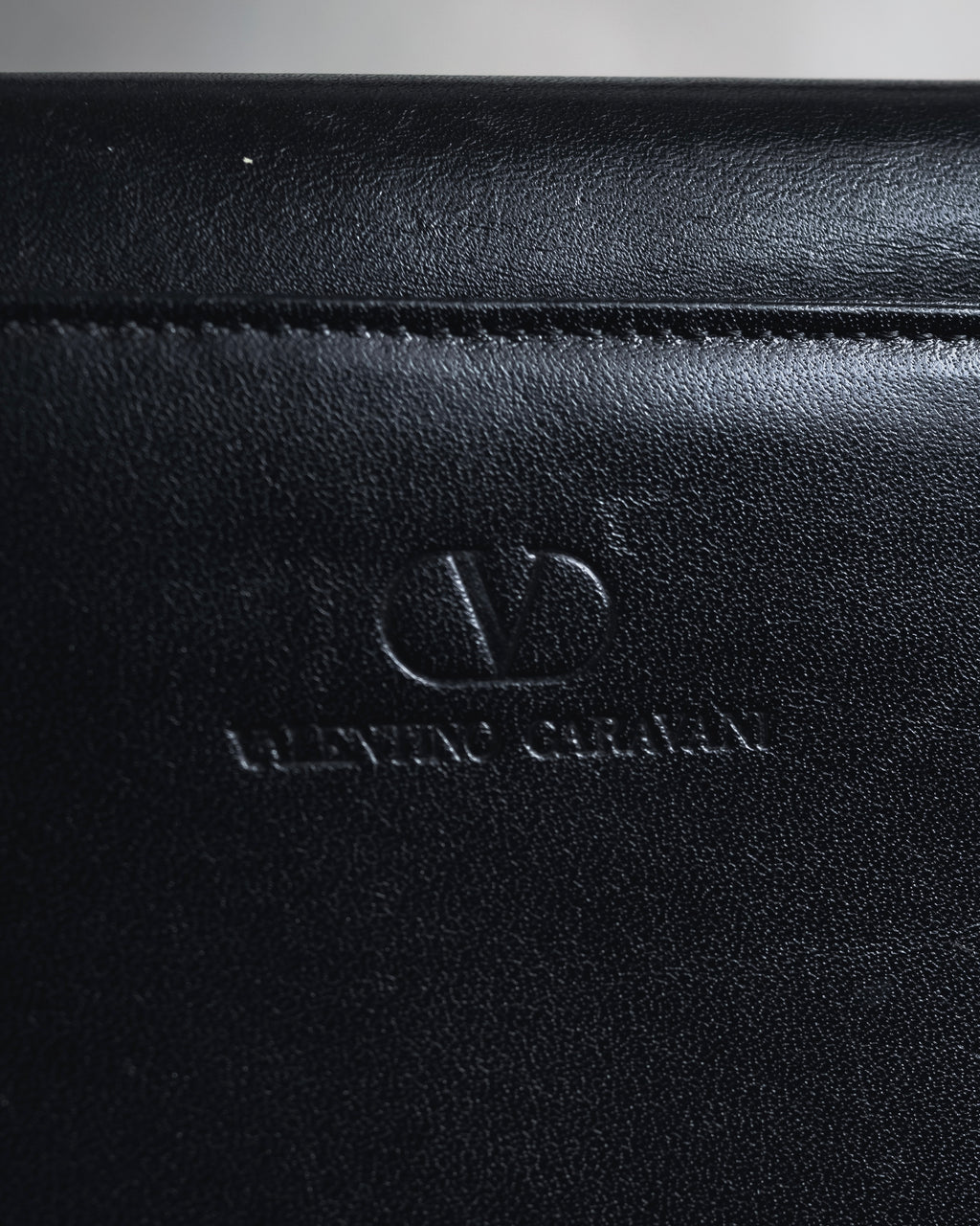 -SPECIAL- "VALENTINO GARAVANI" 90’s-00’s V corner hardware leather top handle bag
