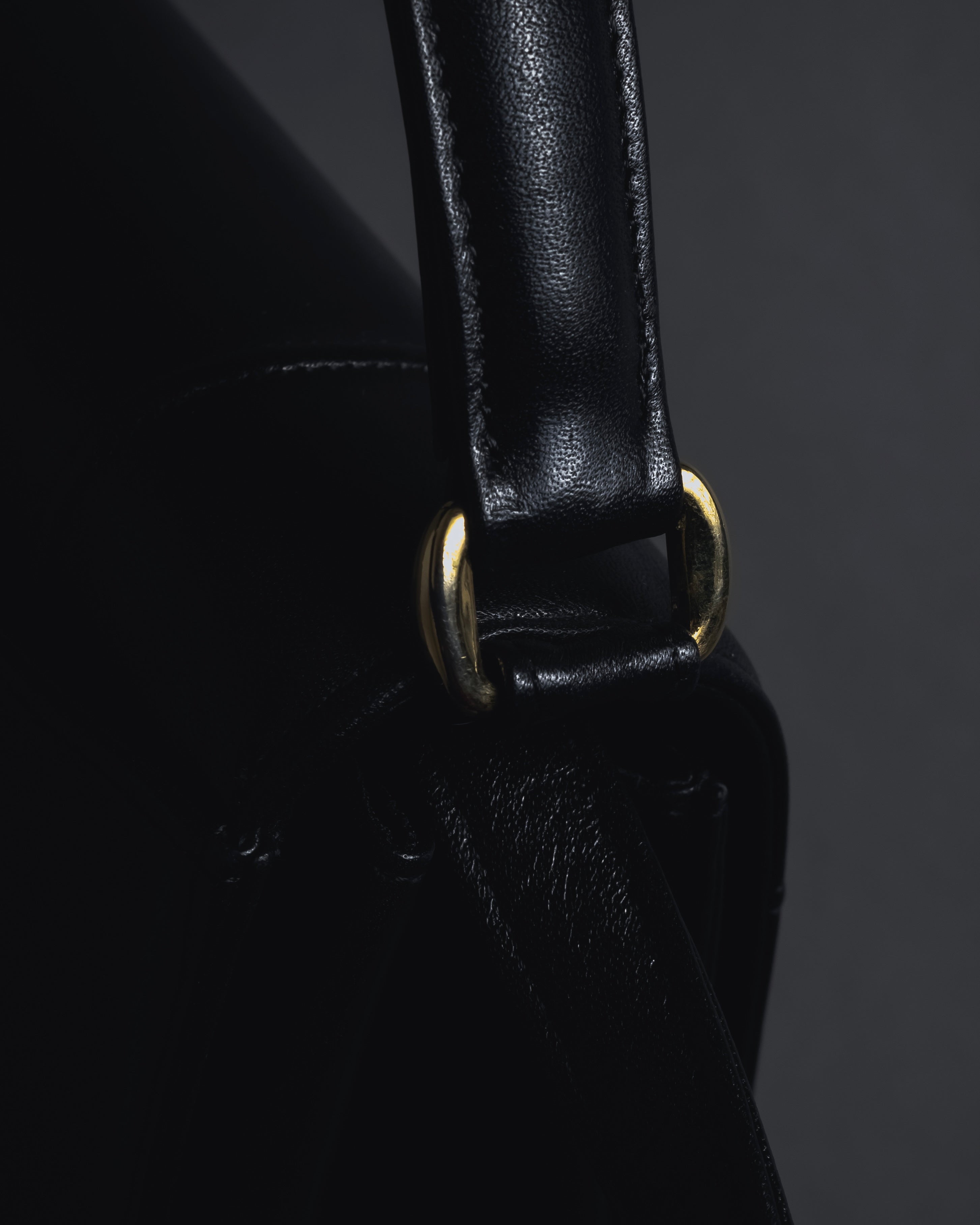 -SPECIAL- "VALENTINO GARAVANI" 90’s-00’s V corner hardware leather top handle bag