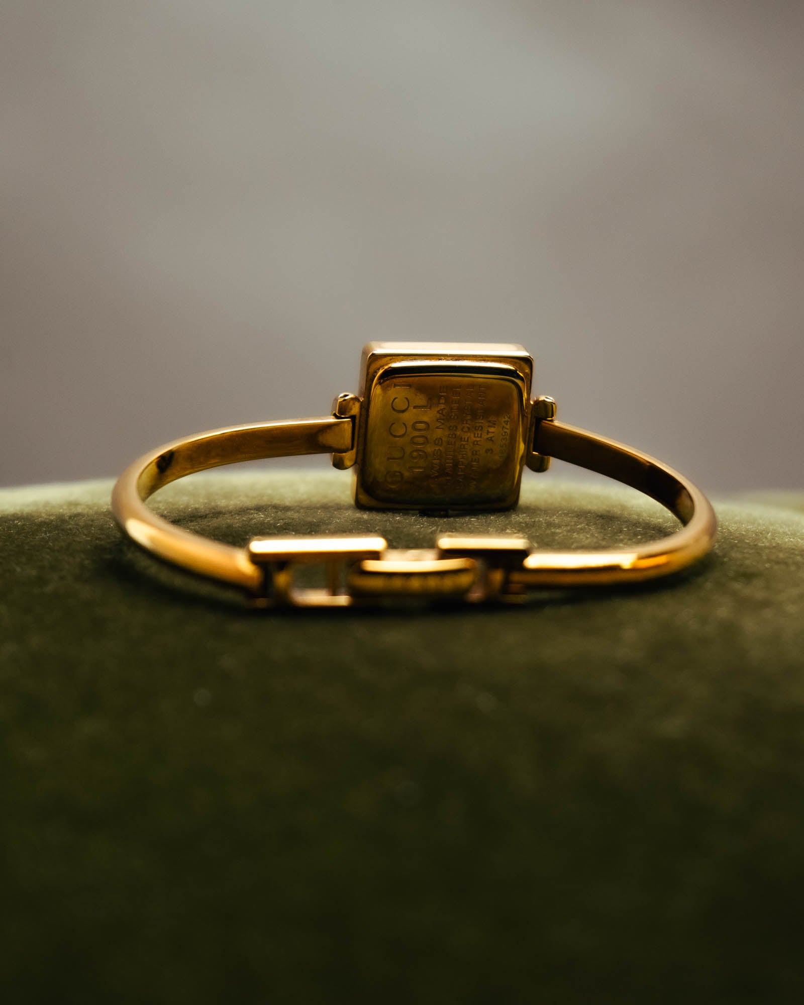 -SPECIAL- “GUCCI” 90’s-00’s 1900L gold tone bangle watch