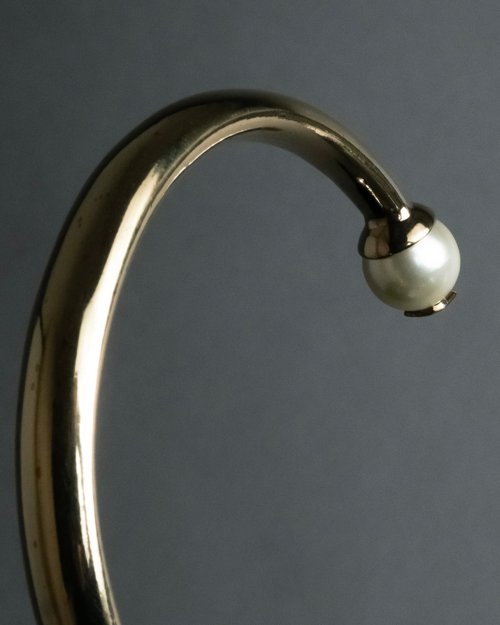 -MOOD Christmas Collection-
"Dior" Maria Grazia Chiuri design pearl motif carving gold bangle