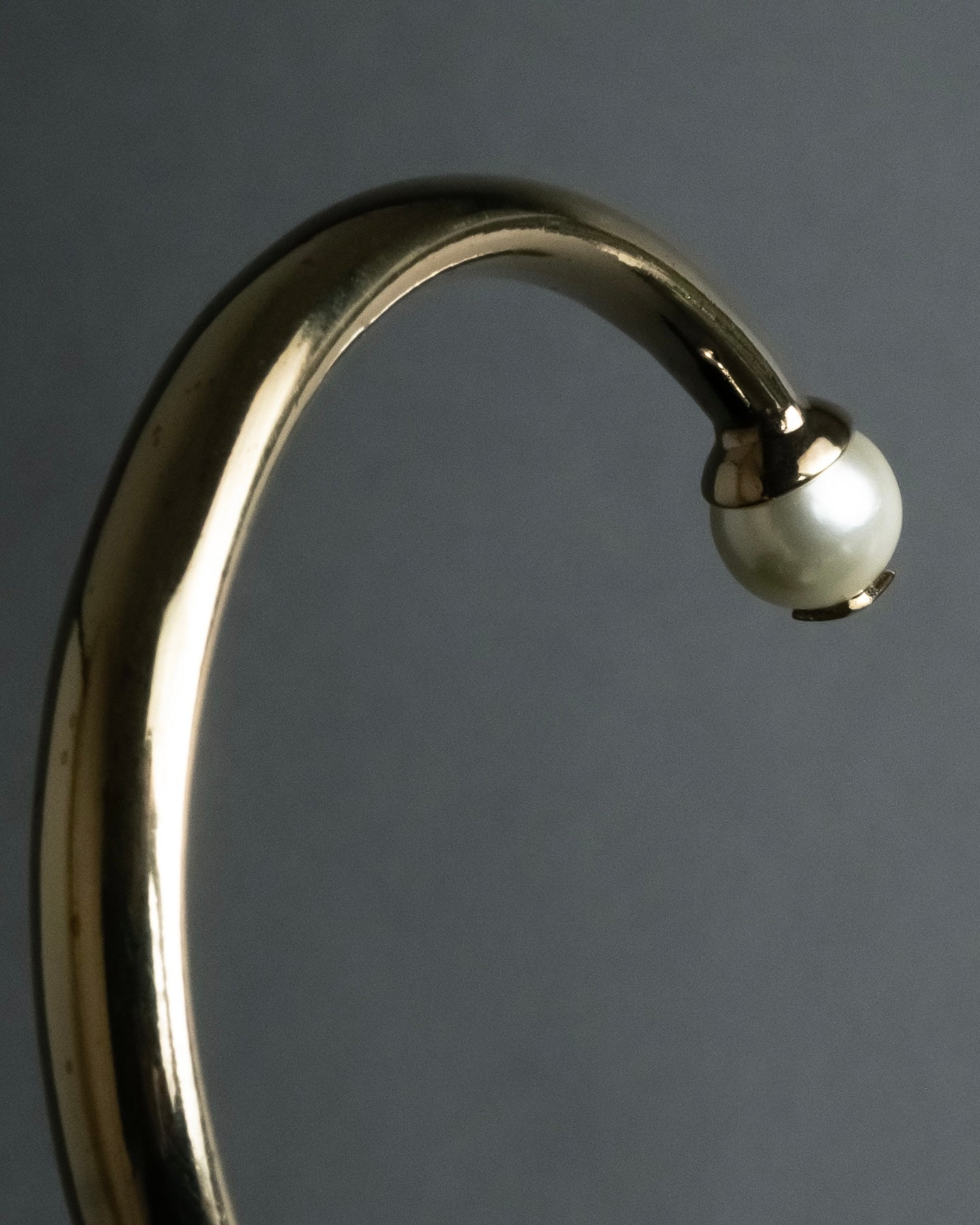 -MOOD Christmas Collection-
"Dior" Maria Grazia Chiuri design pearl motif carving gold bangle