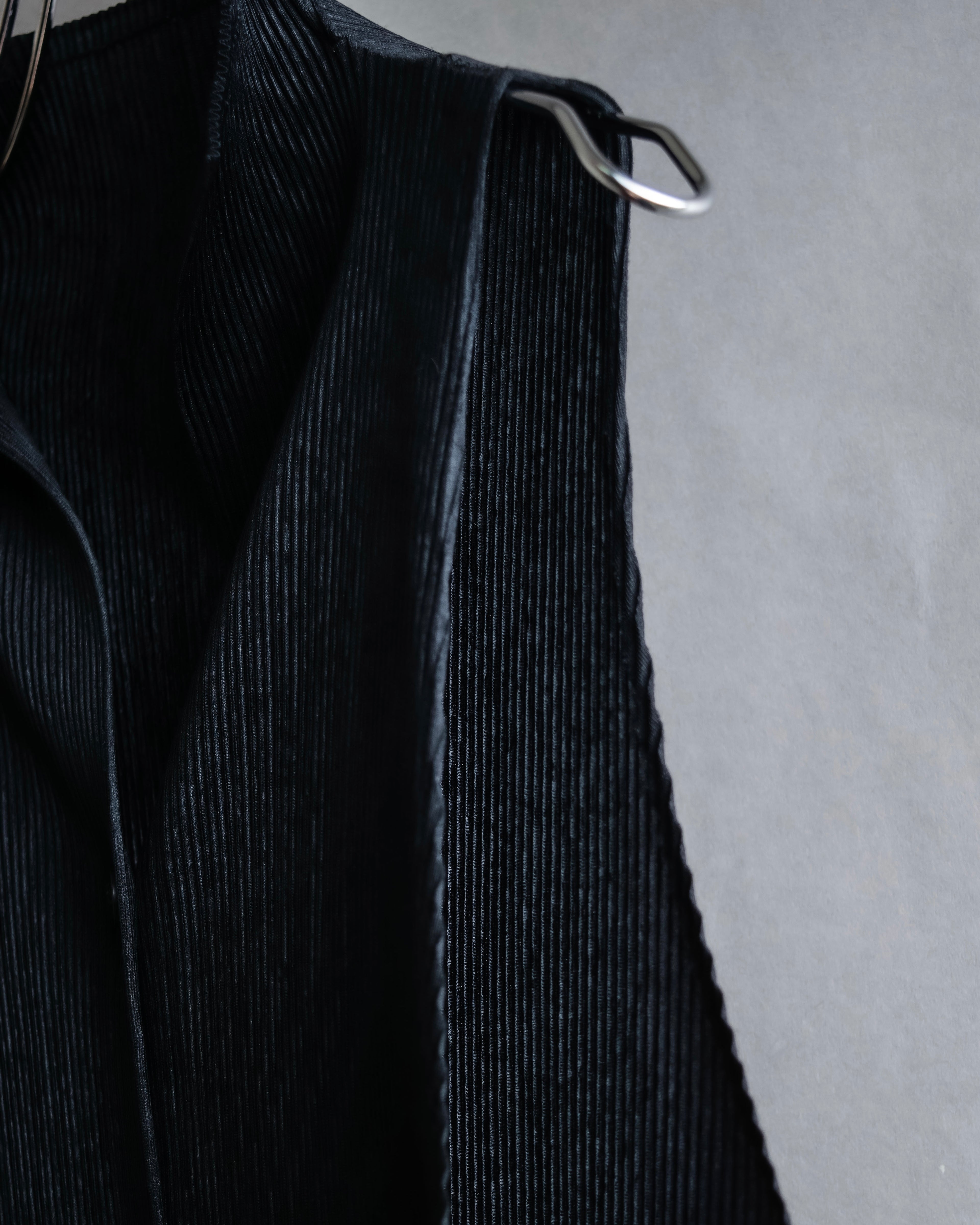 "PLEATS PLEASE ISSEY MIYAKE"
Narrow pleated sleeveless dress