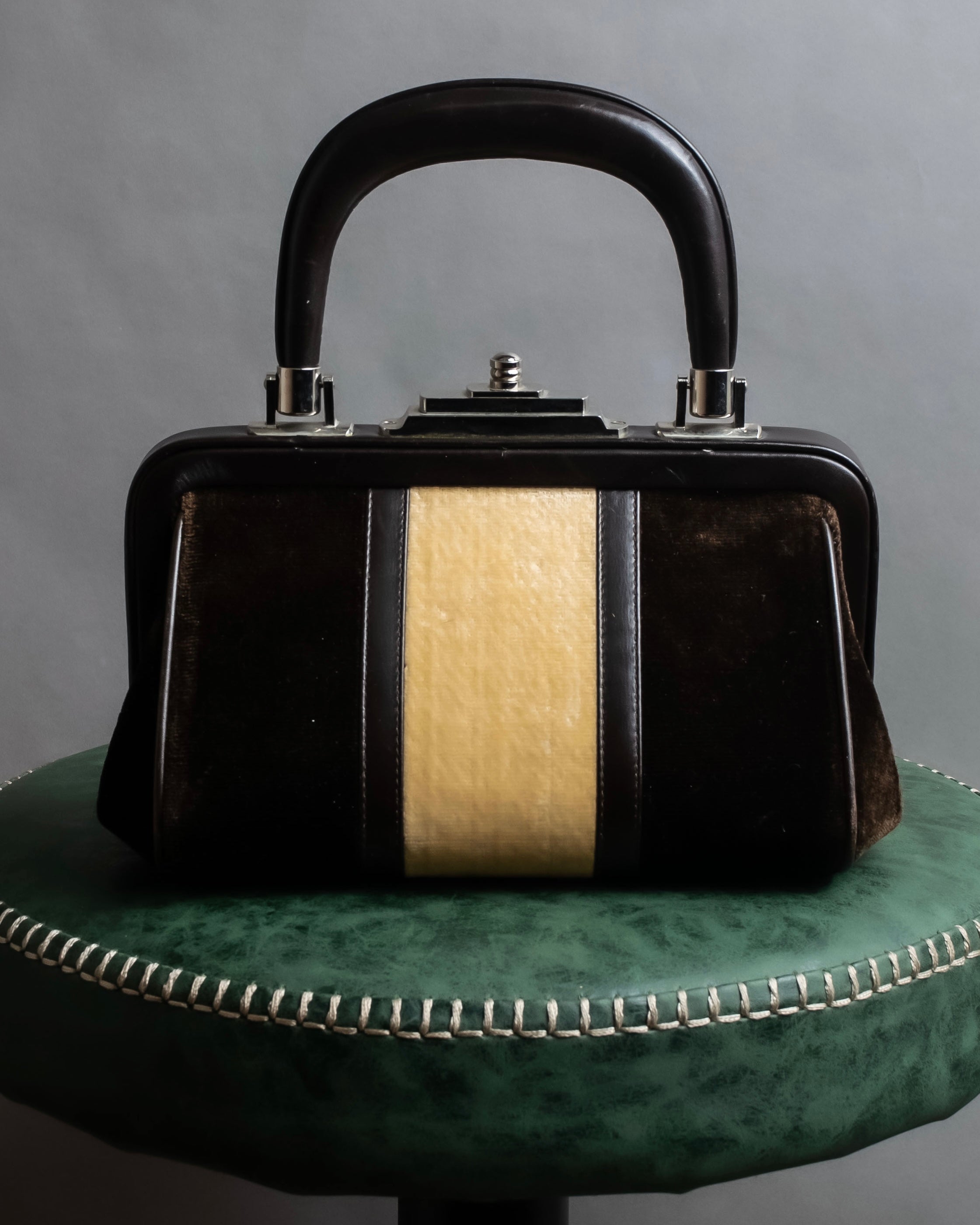 "Roberta Di Camerino"
 Velvet combination design hand bag
